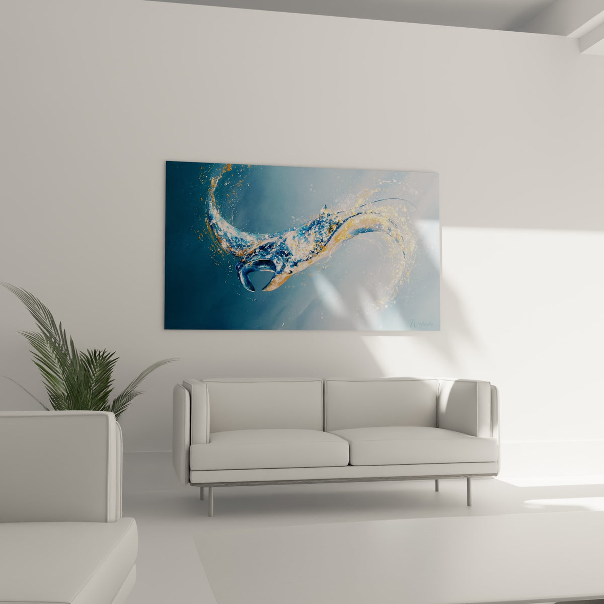 Nage gracieuse de la raie manta bleue et dorée accrochée au-dessus d'un canapé dans un salon lumineux