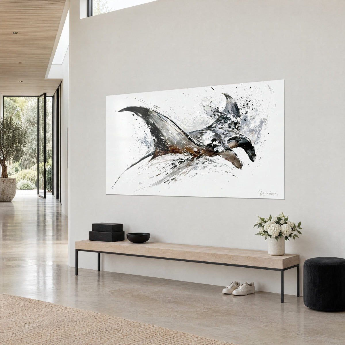 Raie manta noire et grise projetée en éclats de peinture, suspendue au-dessus d'un canapé dans un salon lumineux