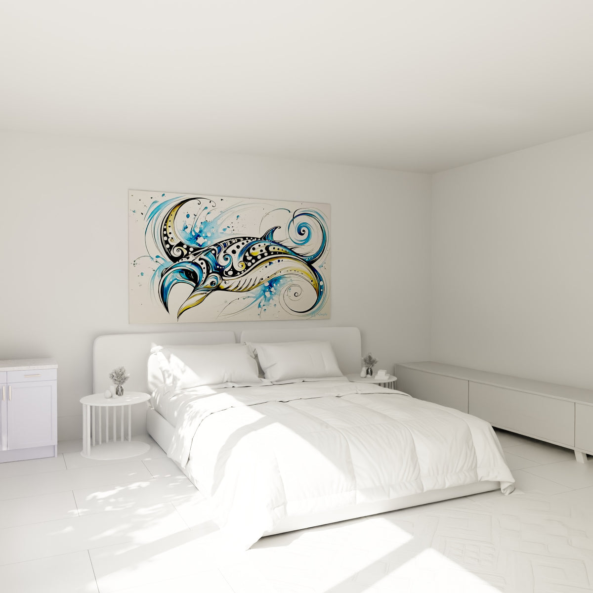 Silhouette de raie manta bleue et dorée aux entrelacs graphiques, au-dessus d'un lit dans une chambre claire