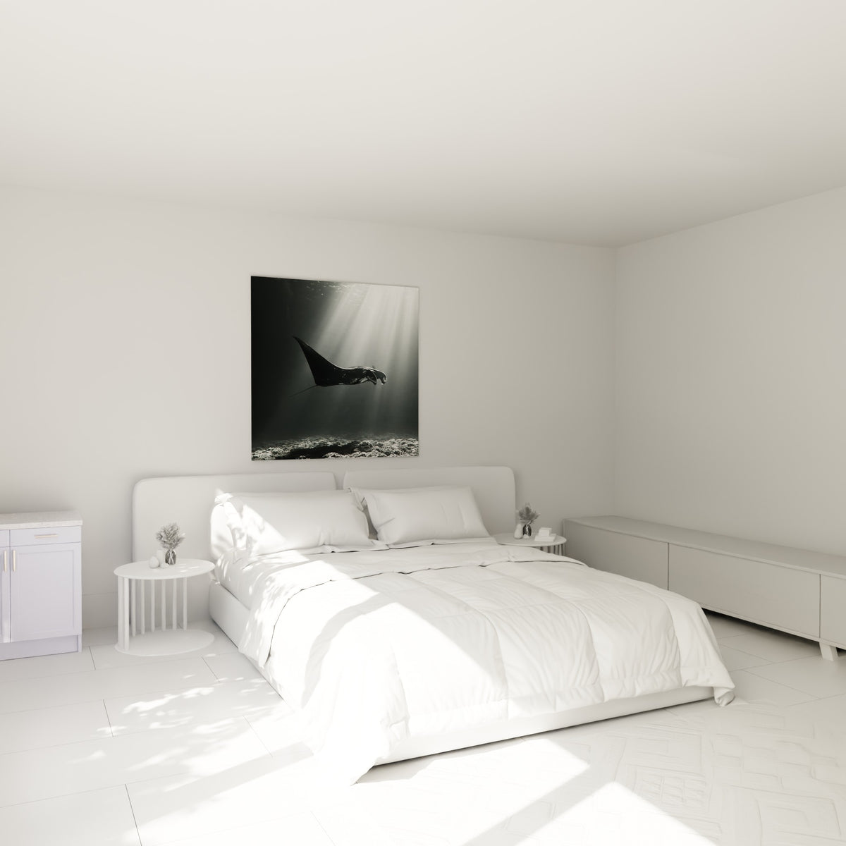 Silhouette grise et noire de la raie manta traversant la lumière, au-dessus d'un lit dans une chambre claire