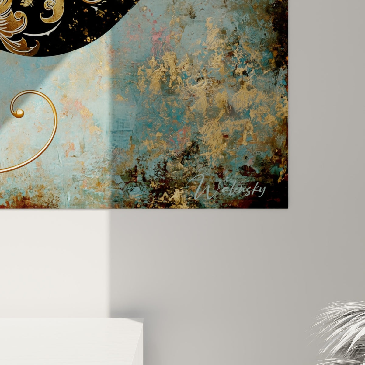 Détail texturé des volutes dorées et du fond craquelé bleu pastel et terracotta de la raie manta