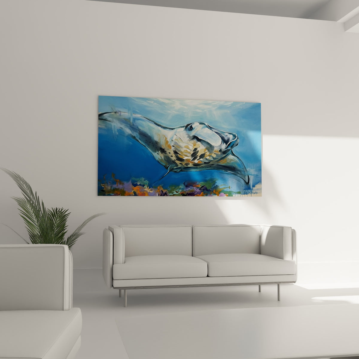 Silhouette de raie manta aux teintes turquoise et fauve, au-dessus d'un canapé dans un salon lumineux