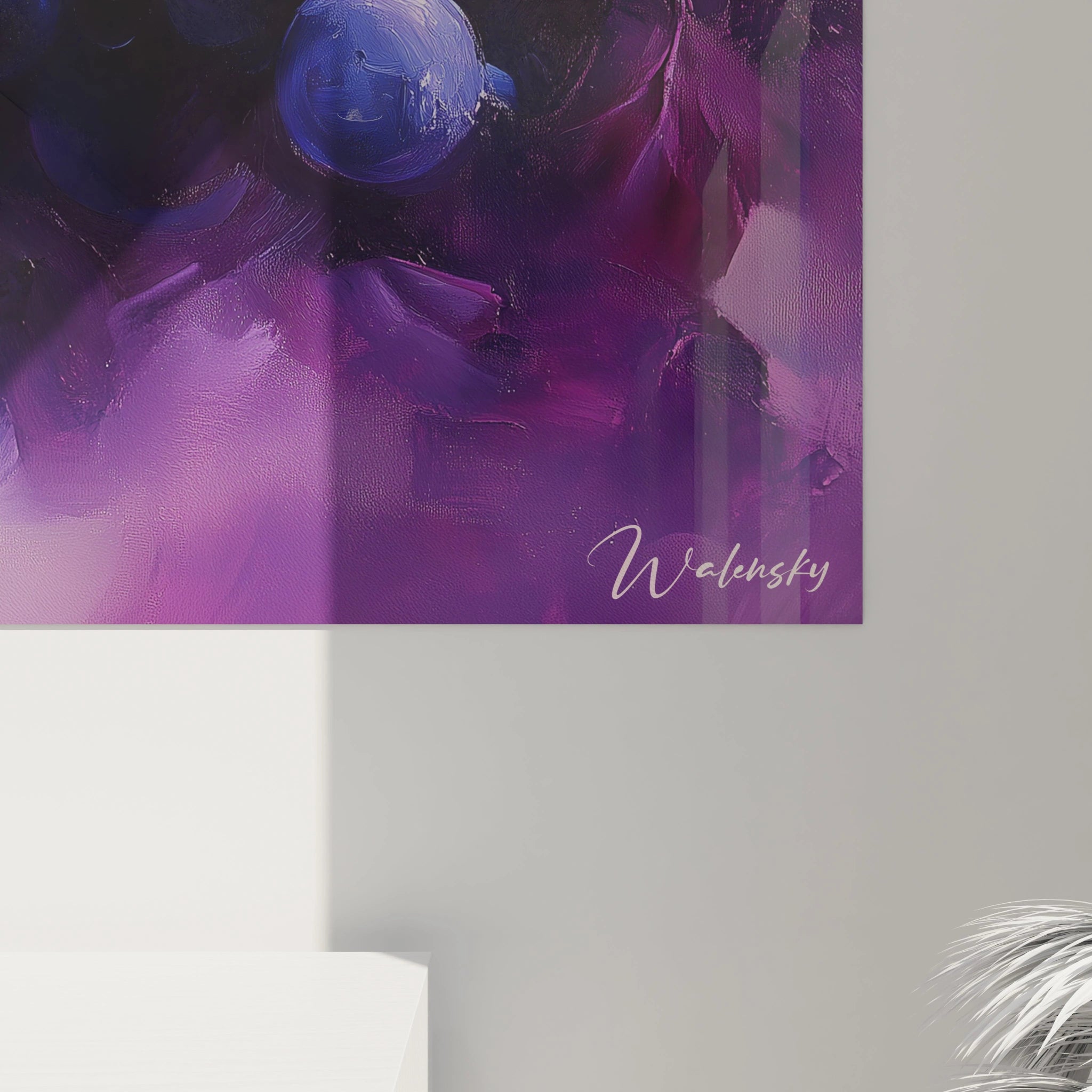 Un tableau raisin montrant des raisins ronds et brillants en nuances de bleu et violet, avec des touches de rose et un fond texturé. Les reflets lumineux créent un effet de réalisme prononcé.