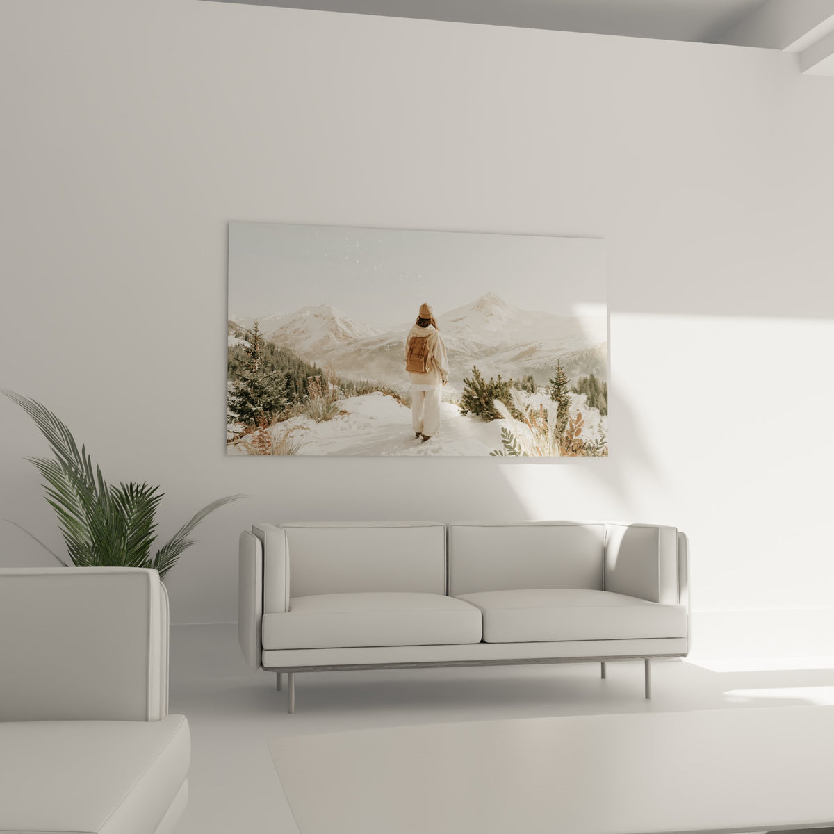 Marcheuse coiffée d'un bonnet camel devant des cimes blanches, au-dessus d'un canapé dans un salon lumineux