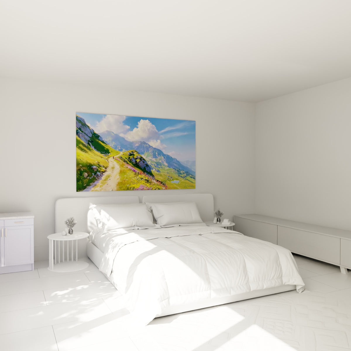 Chemin de montagne vert et jaune traversant les alpages, accroché au-dessus d'un lit dans une chambre claire