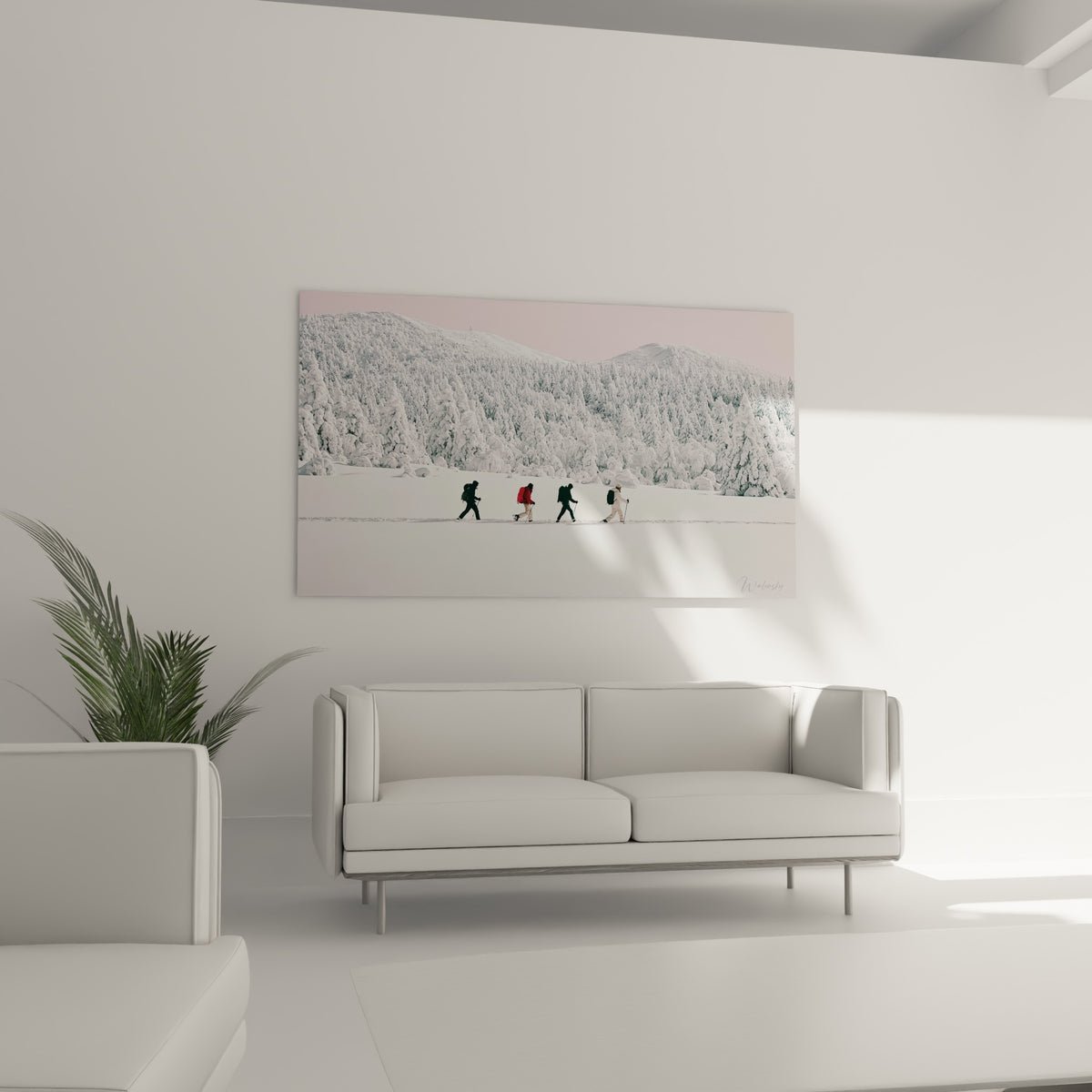 Cordée de randonneurs traversant un plateau blanc sous un ciel rose, au-dessus d'un canapé dans un salon lumineux