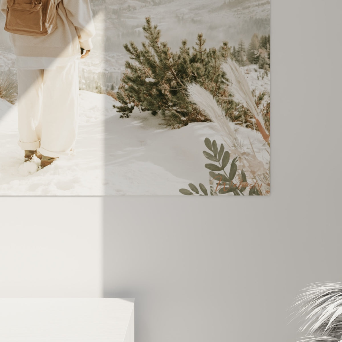Détail du tableau randonnée montrant la neige texturée, le vert sauge des pins et le grain de l'impression