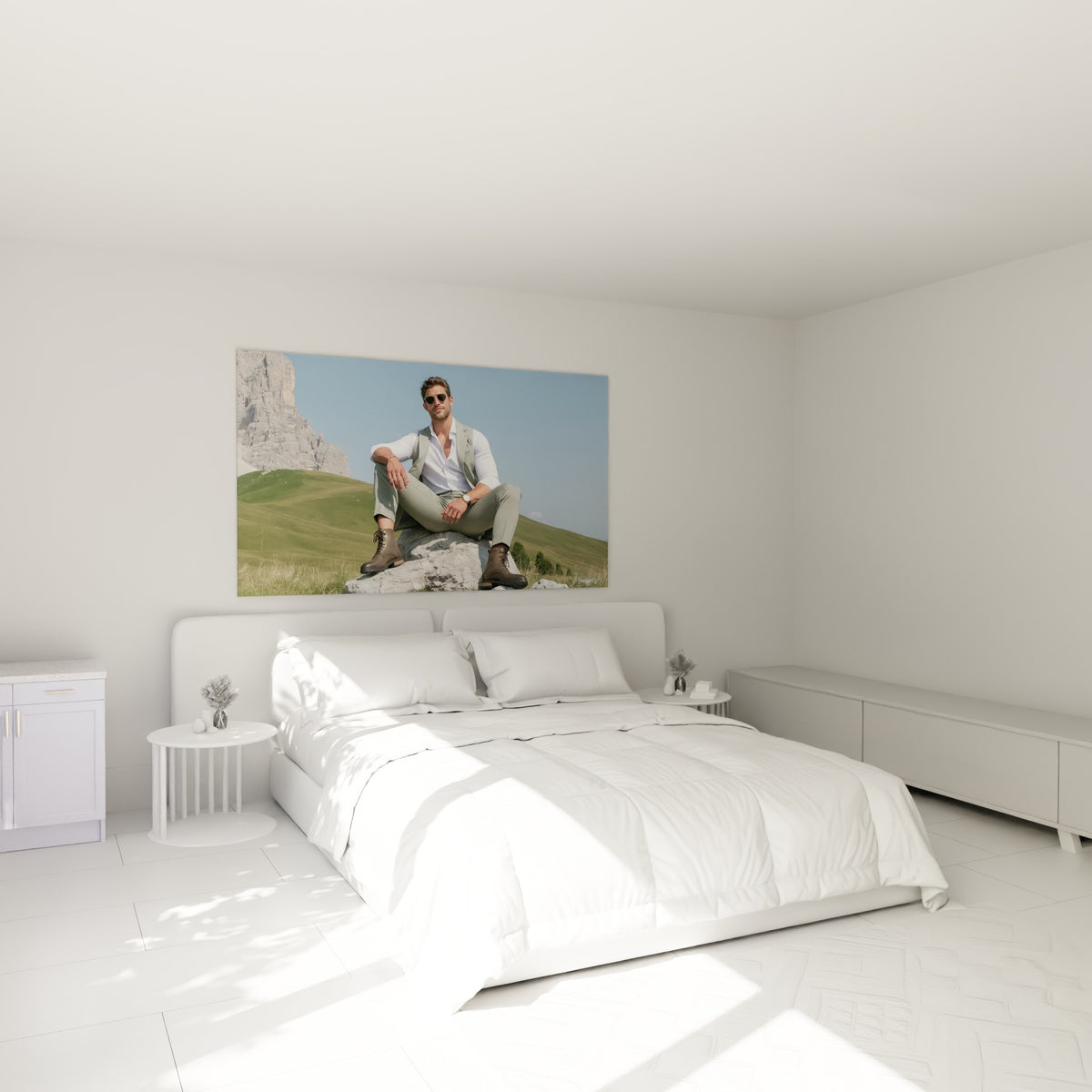 Silhouette élégante en vert sauge et blanc au-dessus d'un lit dans une chambre claire