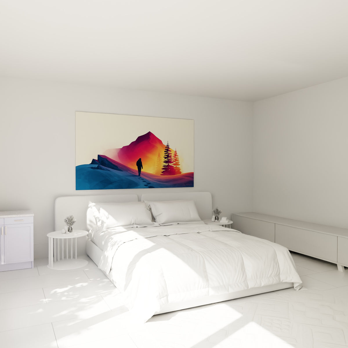 Marcheur solitaire face à la montagne bordeaux et bleue, accroché au-dessus d'un lit dans une chambre claire