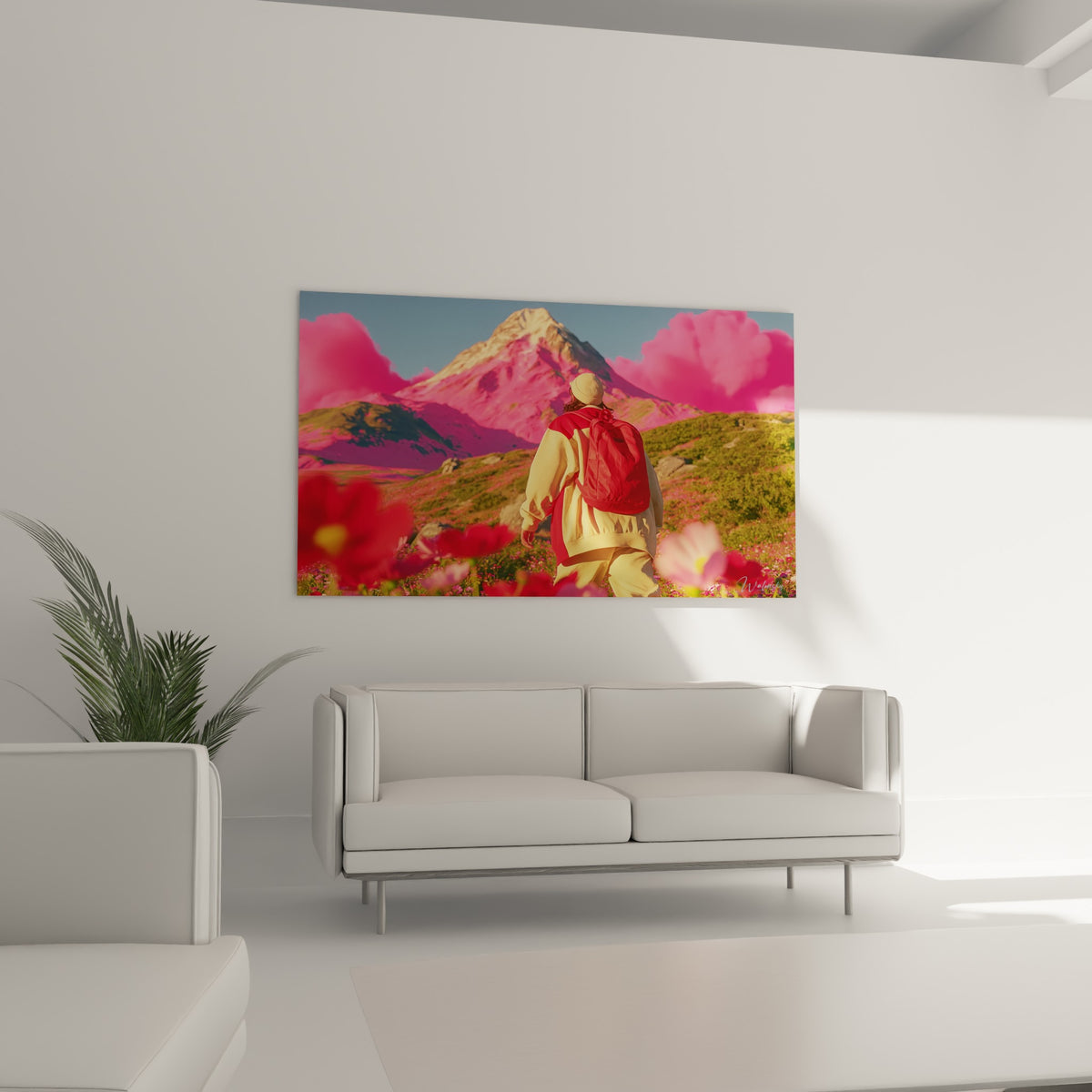 Marcheur vu de dos vers un sommet doré entouré de fleurs rouges, au-dessus d'un canapé dans un salon lumineux