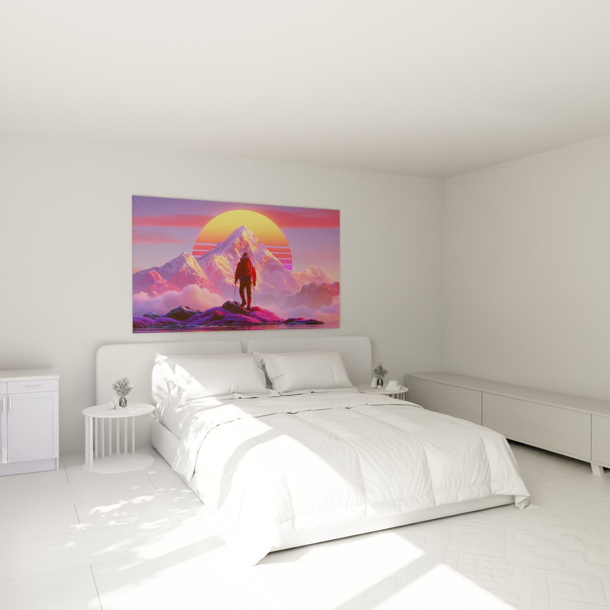 Marcheur solitaire aux couleurs violettes et roses accroché au-dessus d'un lit dans une chambre claire