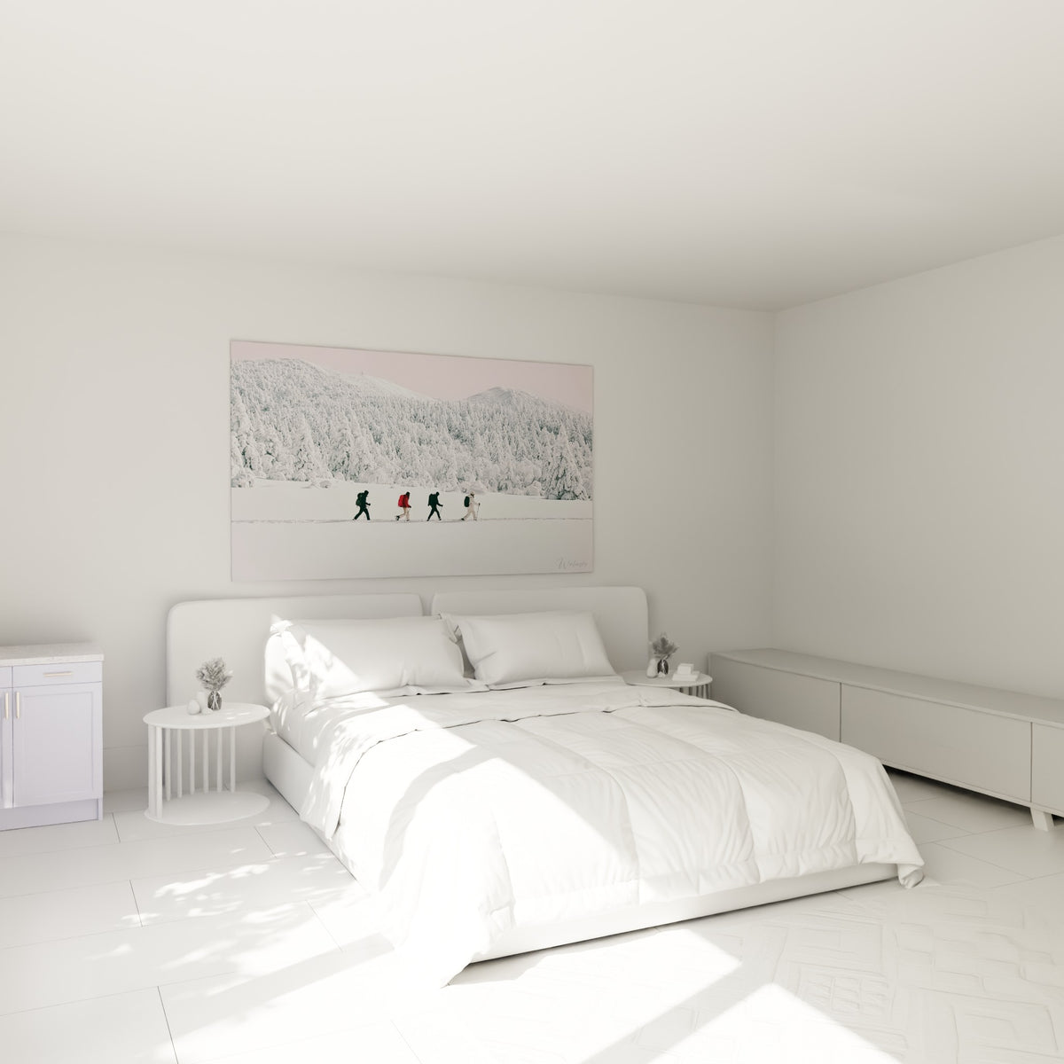 Marcheurs silhouettés en noir et rouge sur neige immaculée, au-dessus d'un lit dans une chambre claire