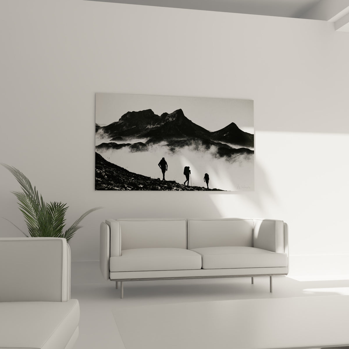 Silhouettes de grimpeurs sur fond de brume blanche et grise, au-dessus d'un canapé dans un salon lumineux