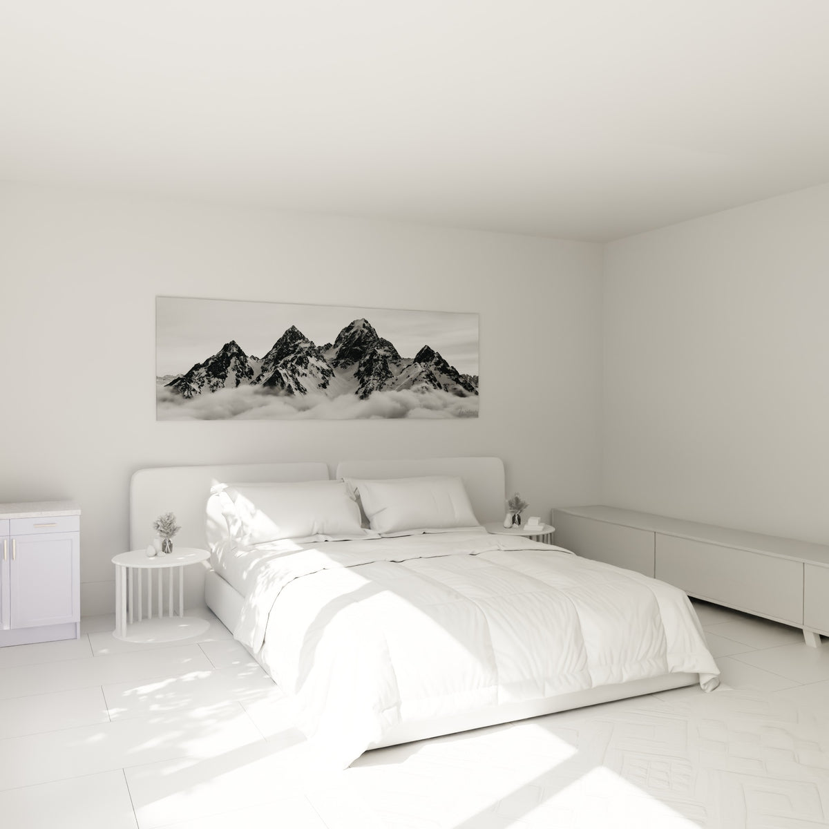 Pics rocheux anthracite et neige blanche accrochés au-dessus d'un lit dans une chambre claire