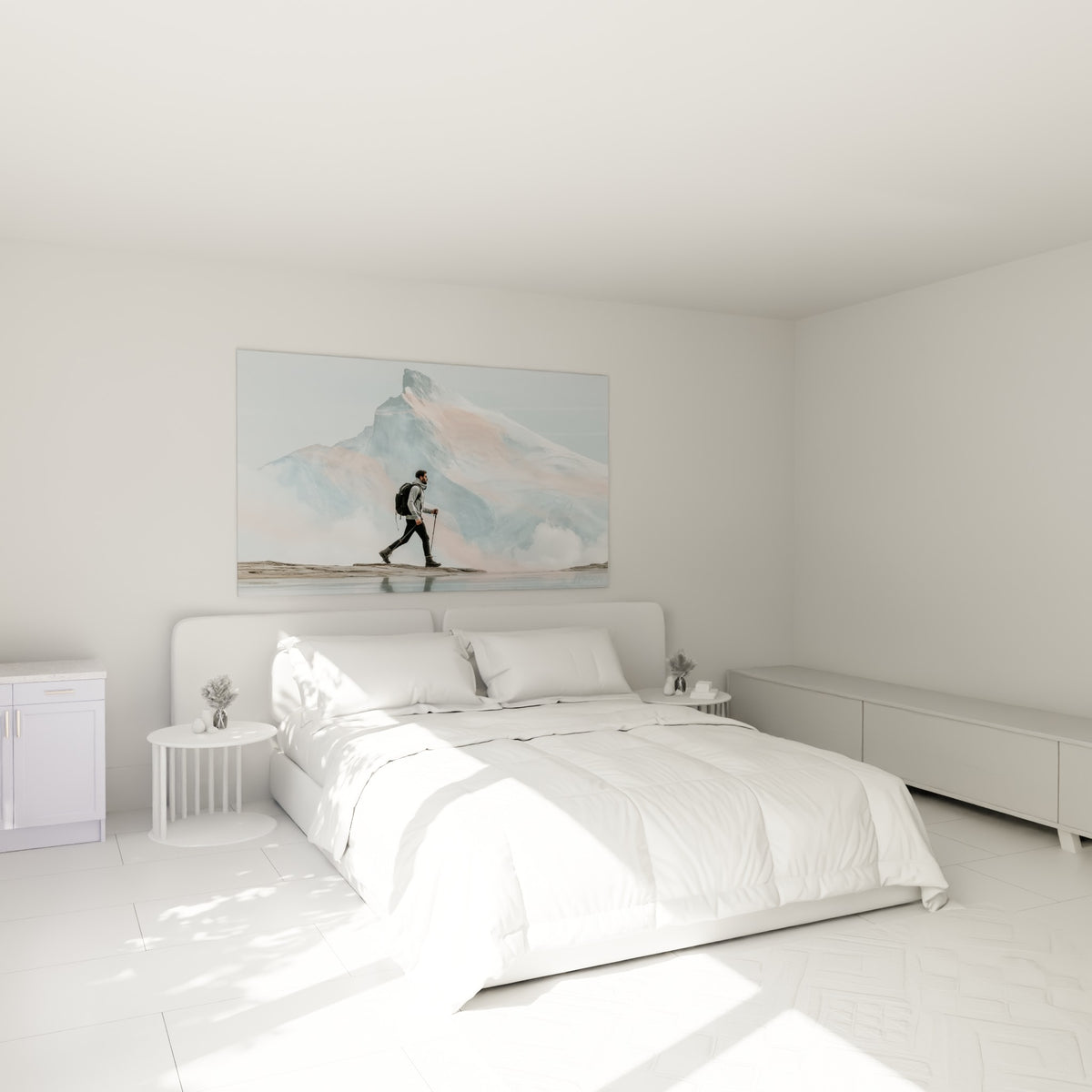 Marcheur solitaire face à une montagne bleu pastel et rose poudré, au-dessus d'un lit dans une chambre claire