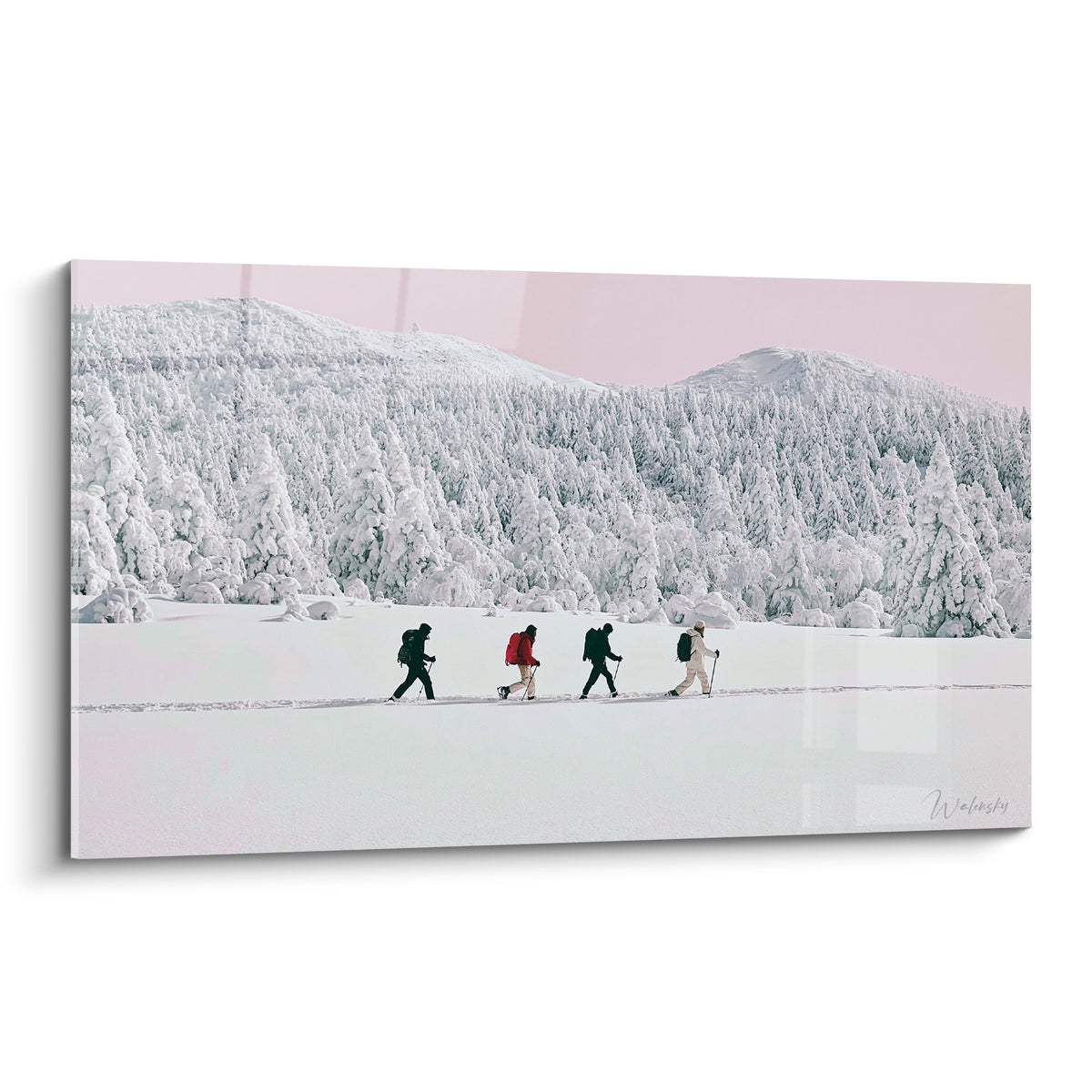 Randonneurs en file sur neige blanche, ciel rose pâle et sapins givrés en arrière-plan