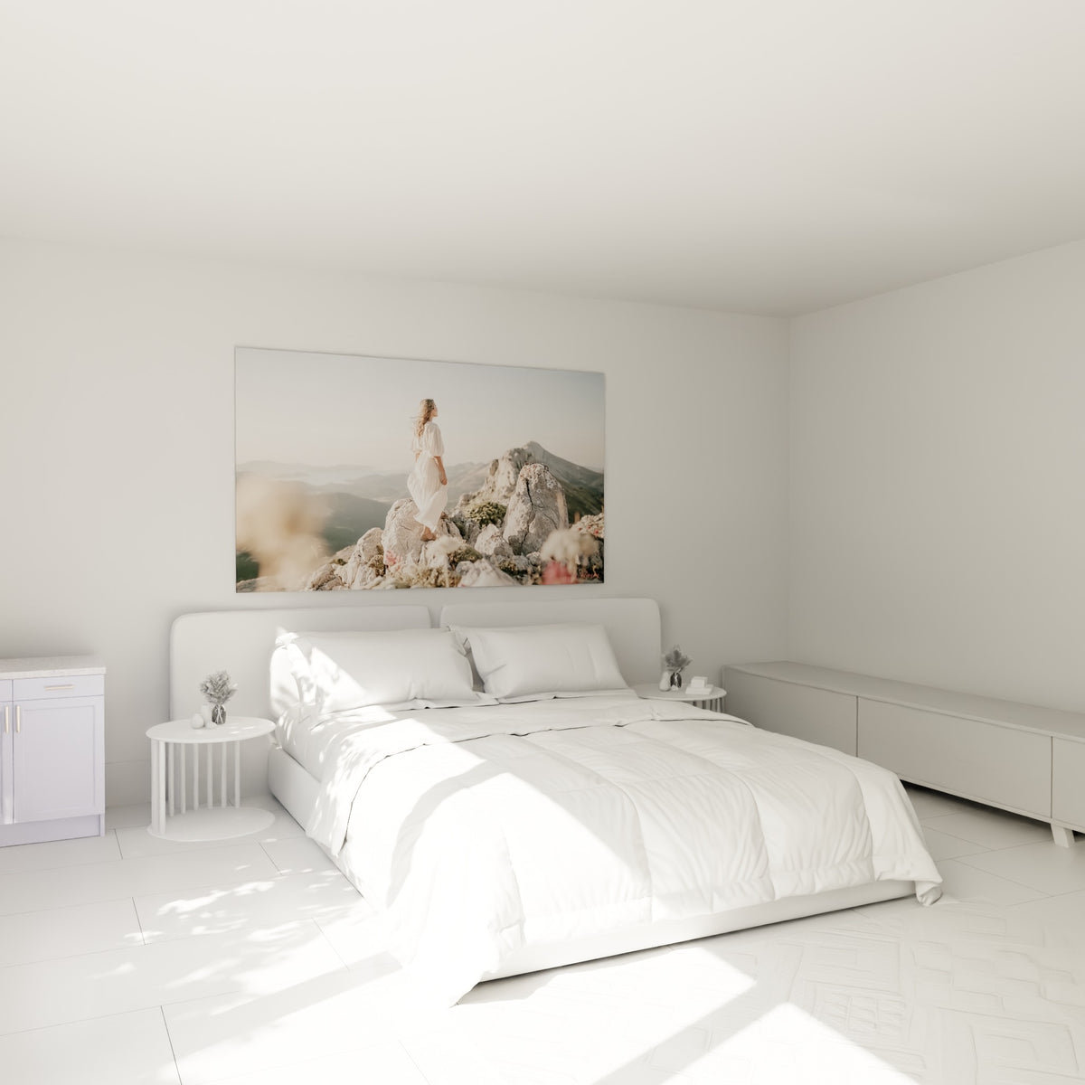 Silhouette en robe blanche sur roche beige, tableau randonnée au-dessus d'un lit dans une chambre claire