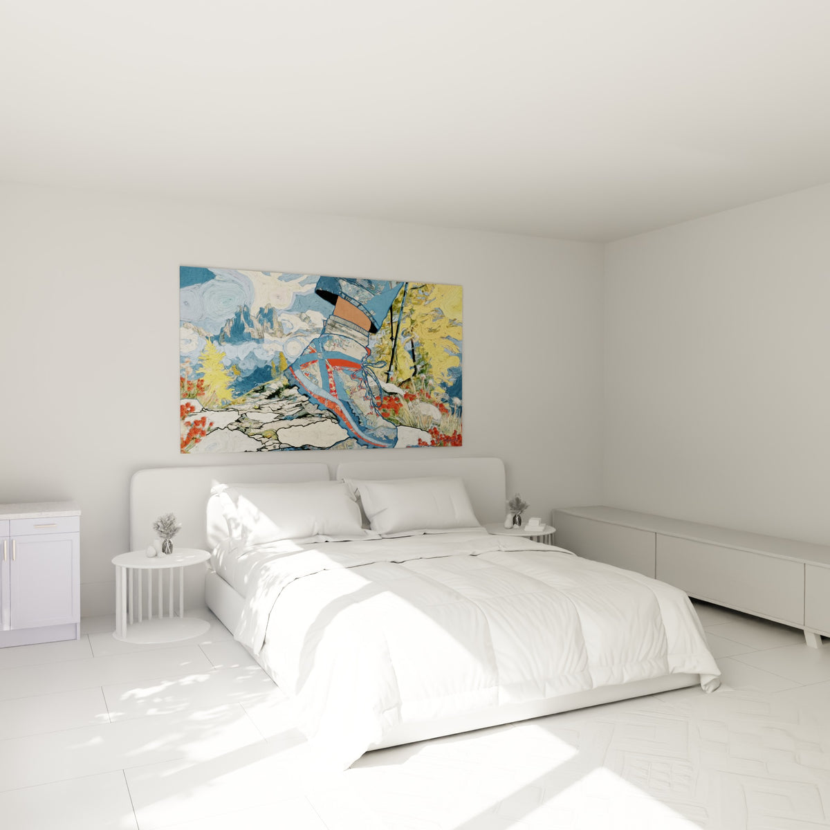 Randonneur en marche, chaussure bleue lacée d'orange, au-dessus d'un lit dans une chambre claire
