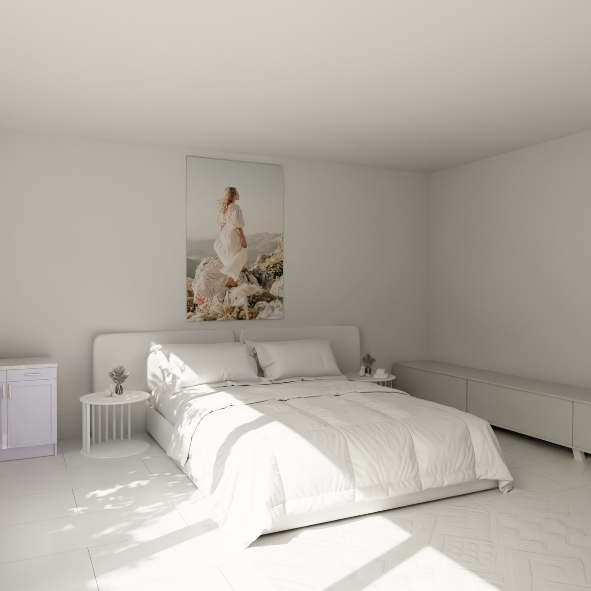 Silhouette de randonneuse en robe beige et cheveux blonds au-dessus d'un lit dans une chambre claire