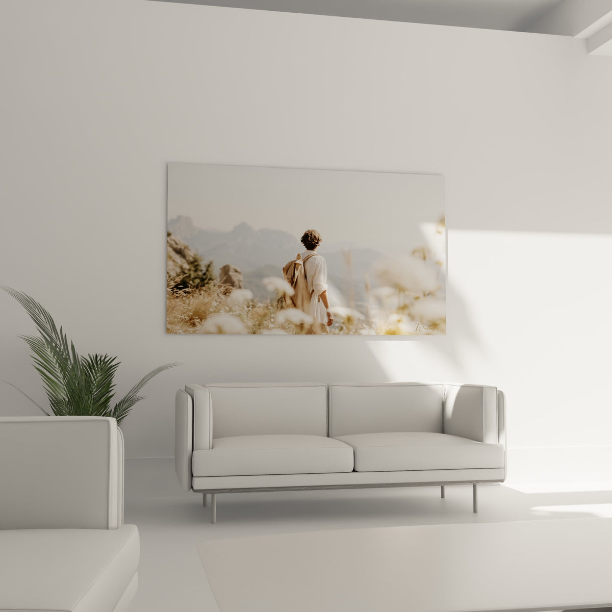 Marcheur solitaire aux tons crème et gris, accroché au-dessus d'un canapé dans un salon lumineux