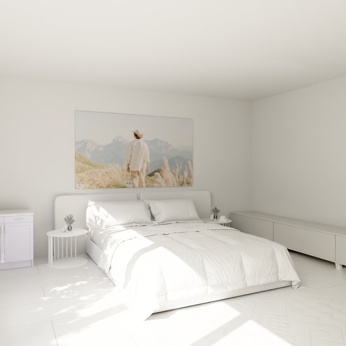 Marcheur en tenue beige avançant vers des sommets bleutés, au-dessus d'un lit dans une chambre claire