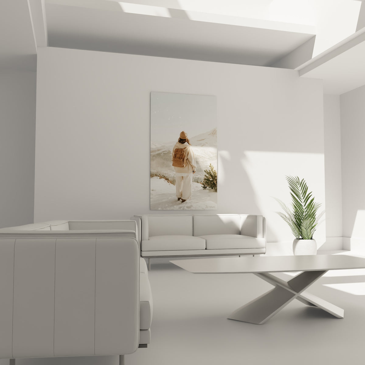 Silhouette beige avançant dans la neige poudreuse sous un ciel blanc, tableau au-dessus d'un canapé dans un salon lumineux