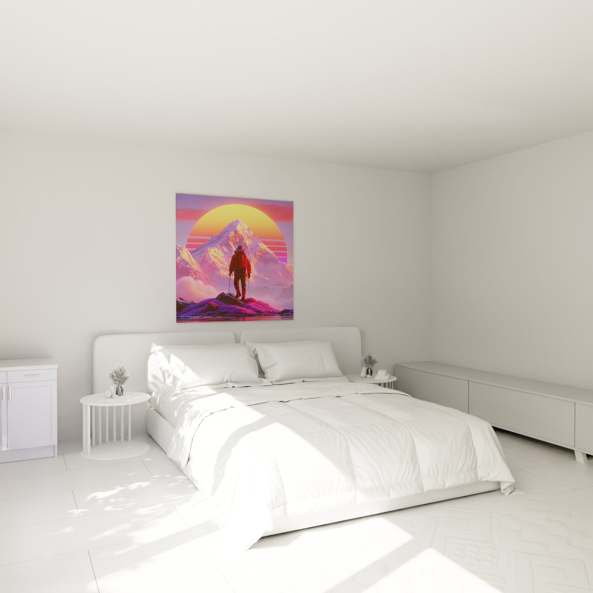 Silhouette du randonneur rouge et sommet doré au-dessus d'un lit dans une chambre claire