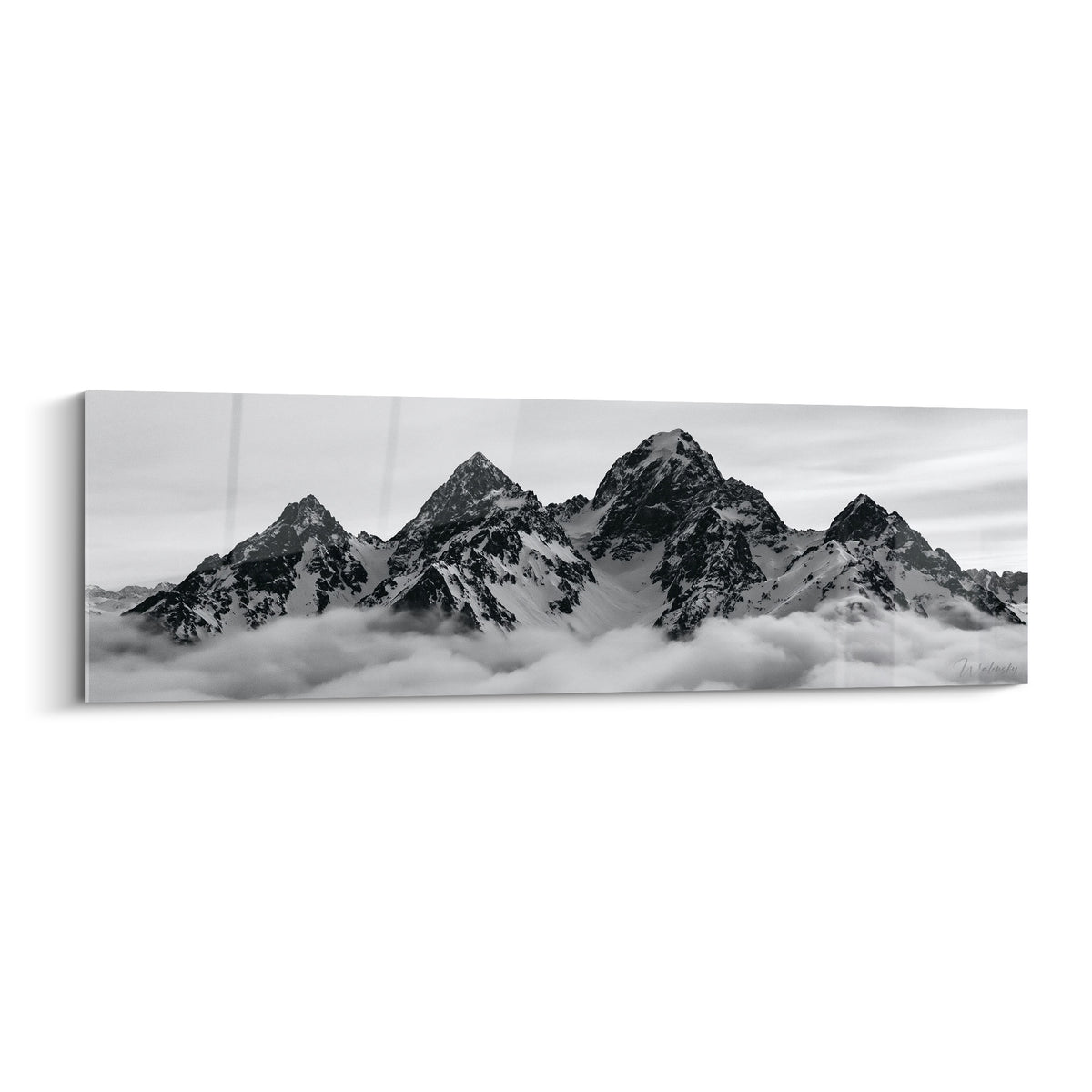 Sommets enneigés noir et blanc émergeant d'une mer de nuages grise et cotonneuse