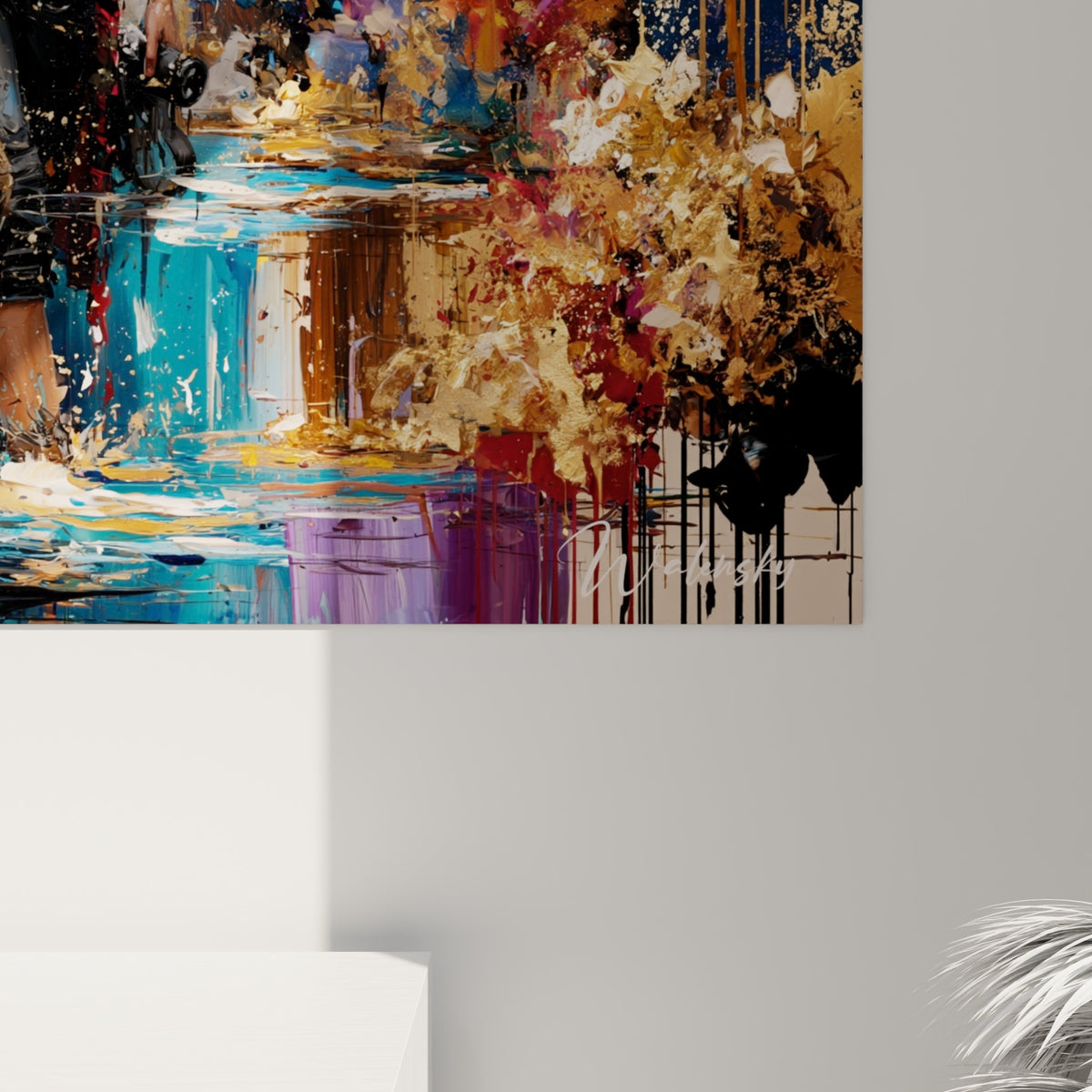 Empâtements dorés et coulures bleu marine se mêlent en gros plan sur la toile de randonnée accrochée.