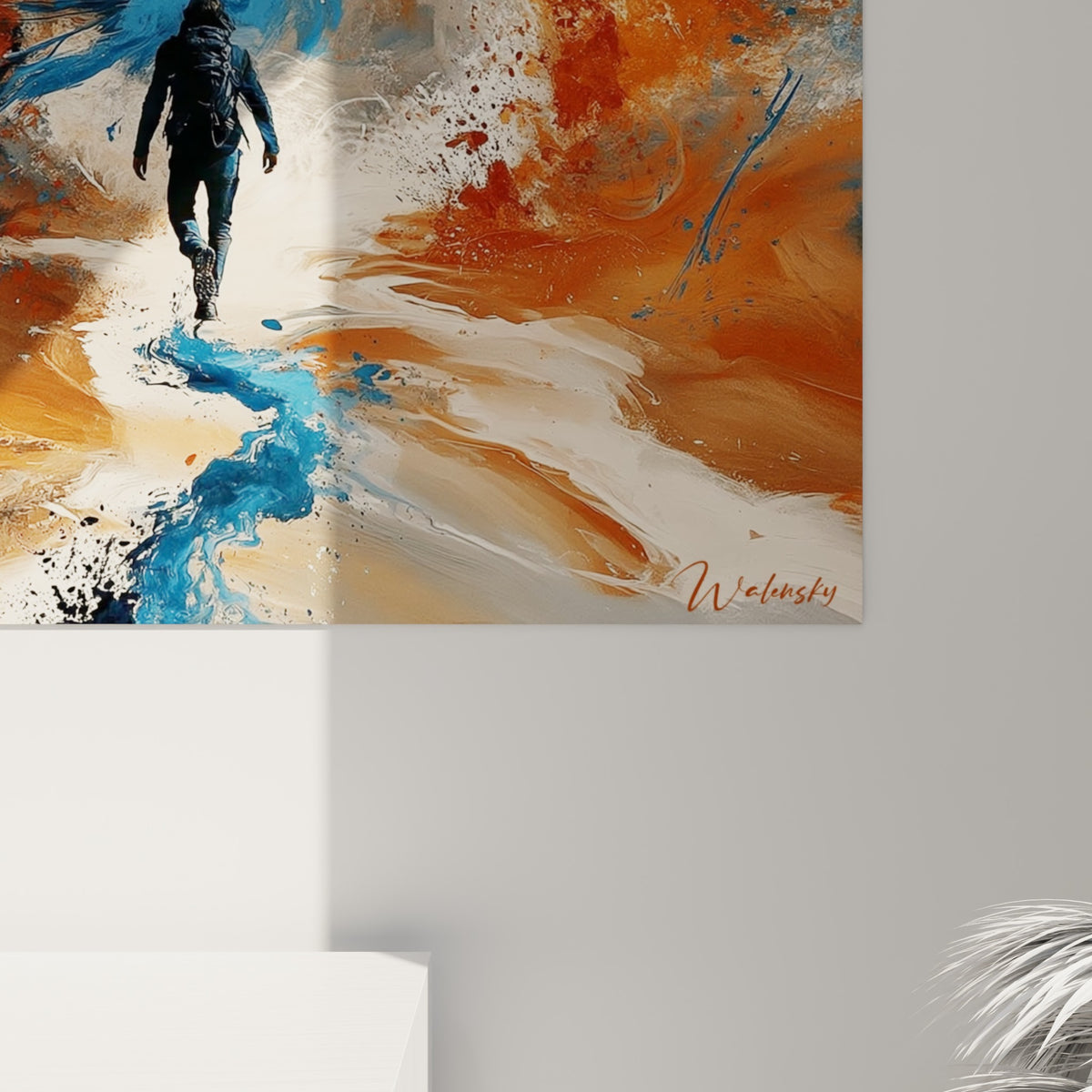 Empâtements bleu marine et coulures orange brûlé visibles sur la toile de randonnée accrochée