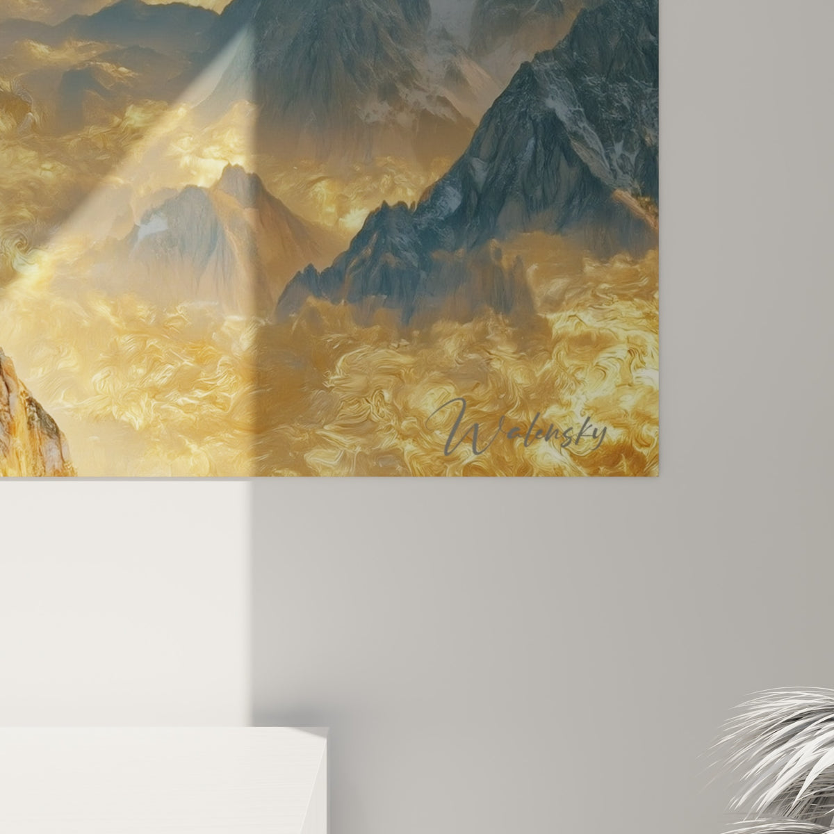 Détail des coulures dorées et du grain de la neige blanche sur la falaise rocheuse anthracite