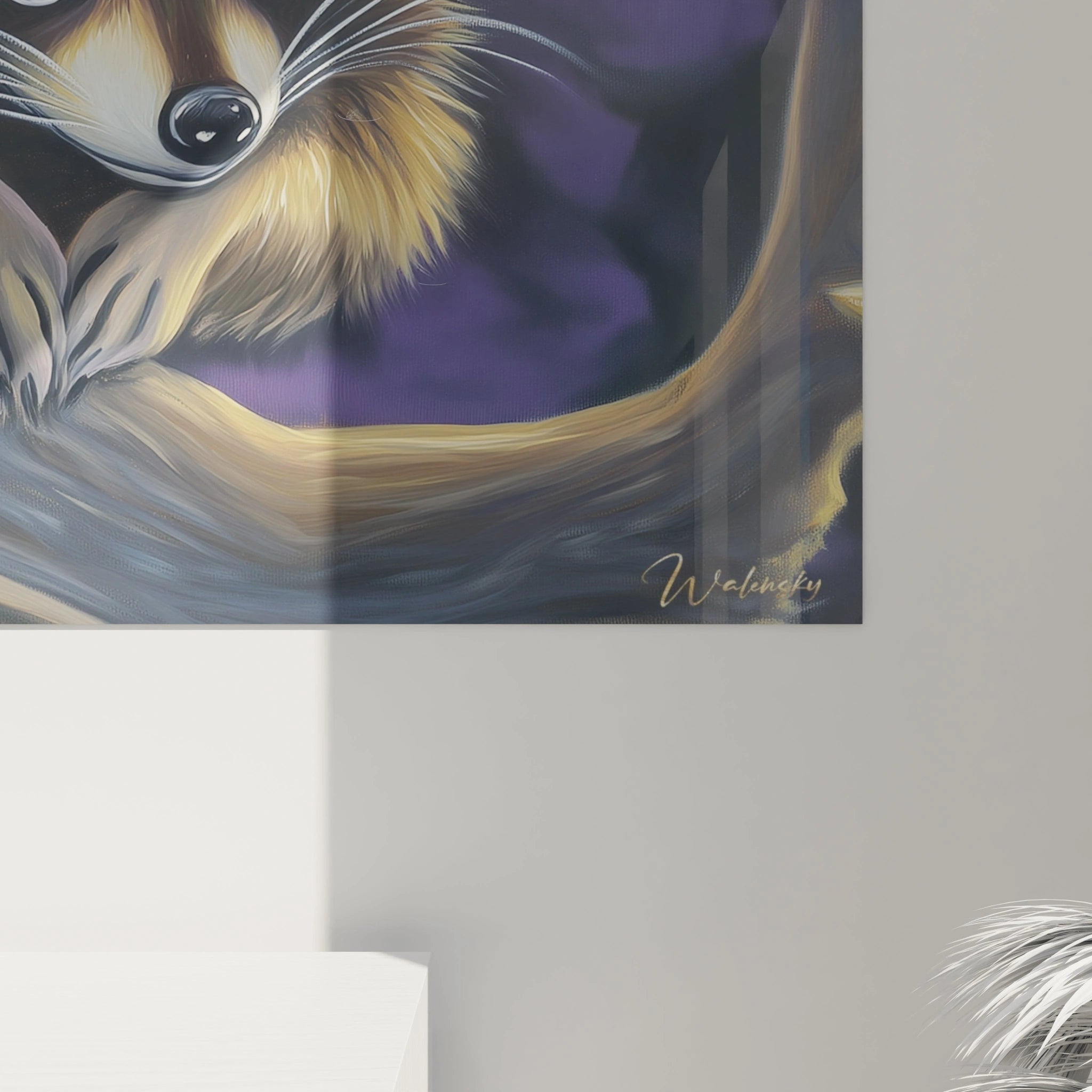 Tableau raton laveur coloré signé Walensky accroché sur un mur gris clair