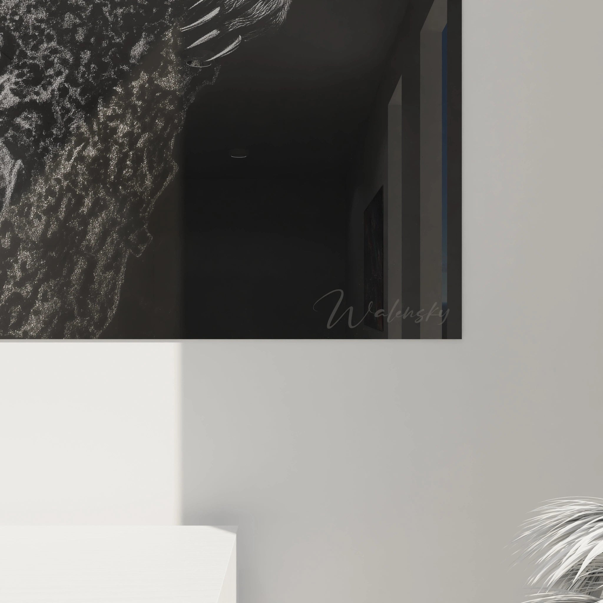 Tableau raton laveur Walensky en noir et blanc accroché sur un mur gris clair dans un intérieur moderne