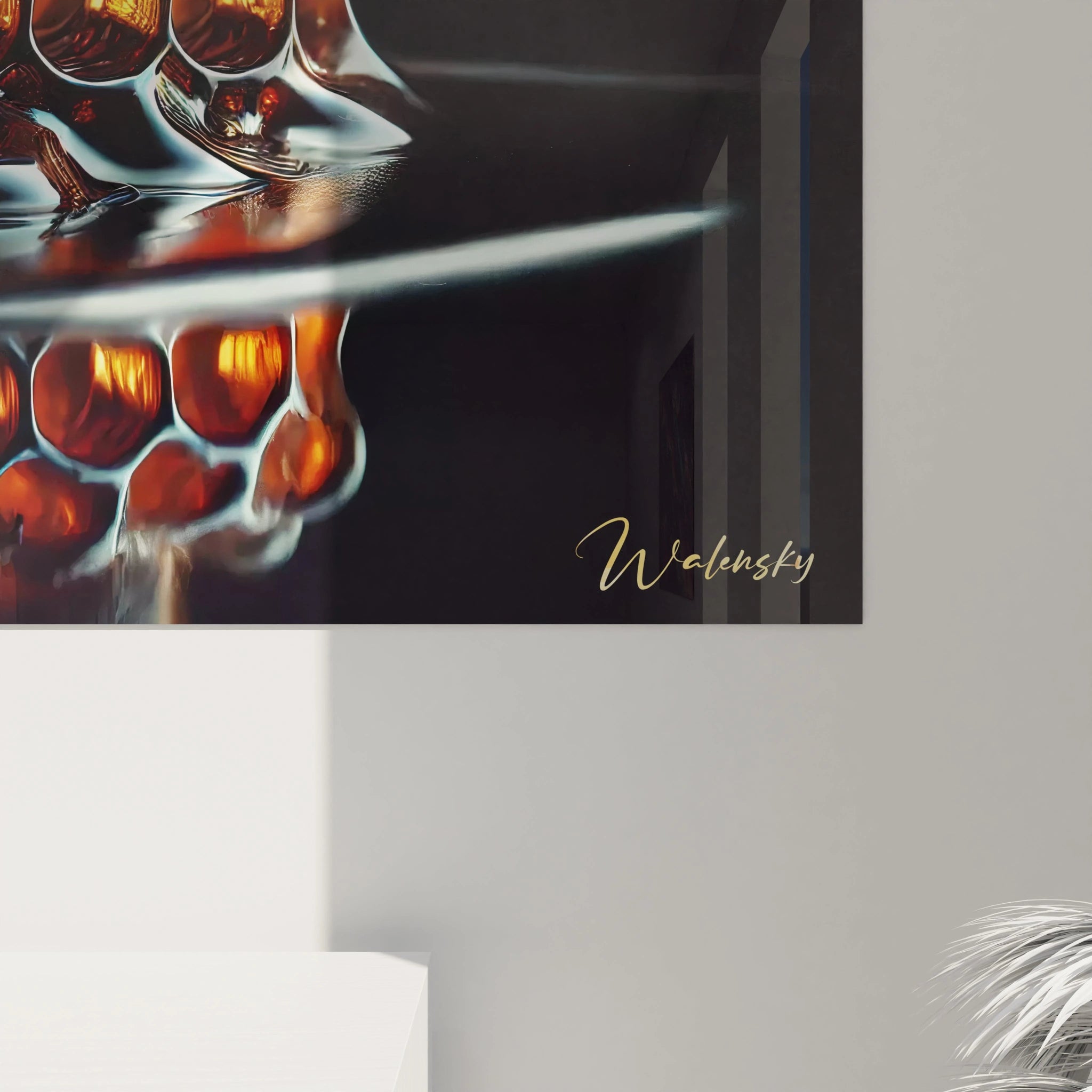 Cette vue de pres du tableau abeille révèle la minutie des détails et la texture brillante des alvéoles. Les couleurs orange noir et bronze magnifient la simplicité de la nature dans une scene quasi sacrée