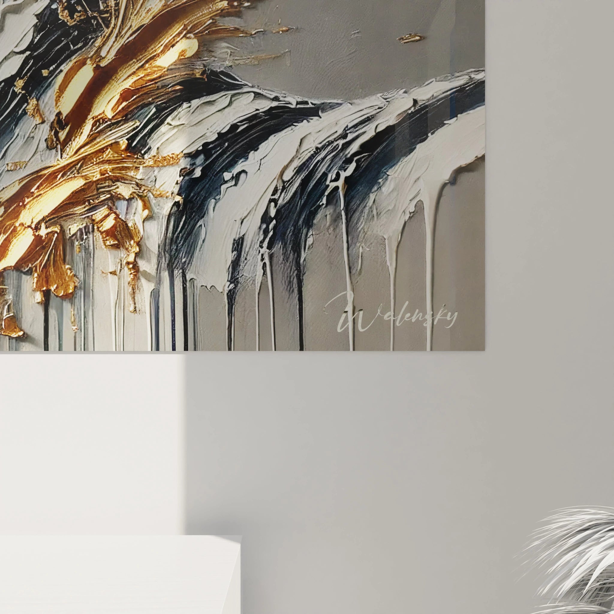 Une vue rapprochee de ce tableau zebre revele des details saisissants de ses rayures dorees. Les textures epaisses et les coups de pinceau donnent vie a cette representation artistique de la nature.