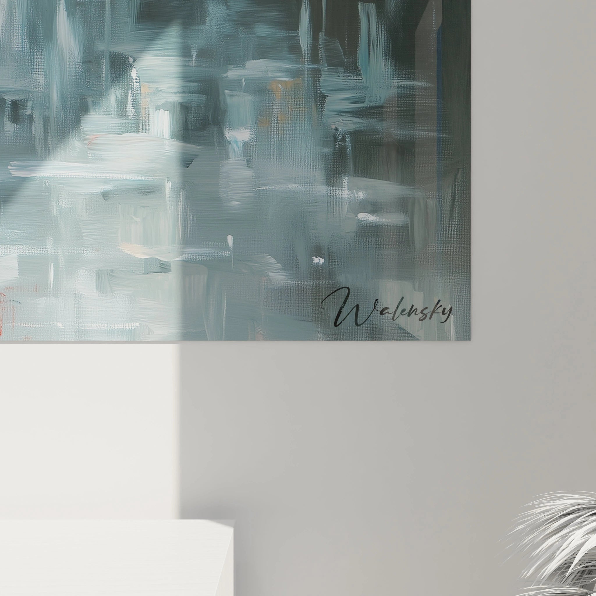 Un tableau danseuse abstrait avec une danseuse vêtue d’une robe rouge, contrastée par un fond bleu et gris, utilisant des éclats de peinture pour accentuer le mouvement.