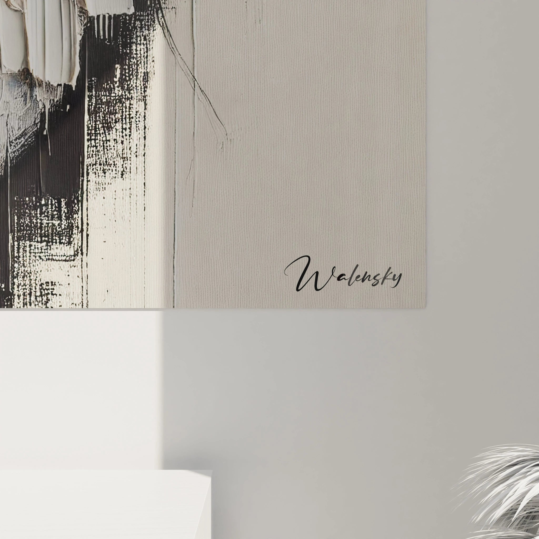 Vue rapprochée du tableau "Reflet en noir et or". Les couches de peinture et le doré texturé révèlent l'art abstrait dans toute sa splendeur, combinant luxe et matière brute.