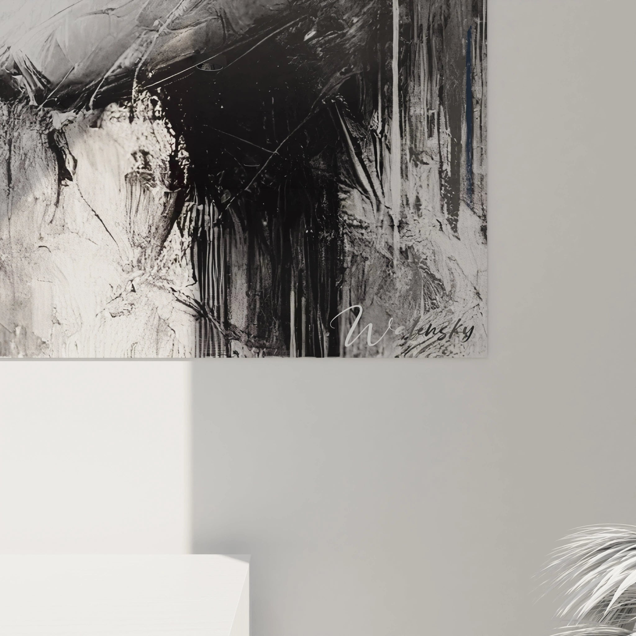 Vue rapprochee du tableau geometrique abstrait en noir et blanc. Detail du visage feminin fragmente par des lignes vives et textures expressives, ajoutant de la profondeur et du caractere a l'oeuvre.