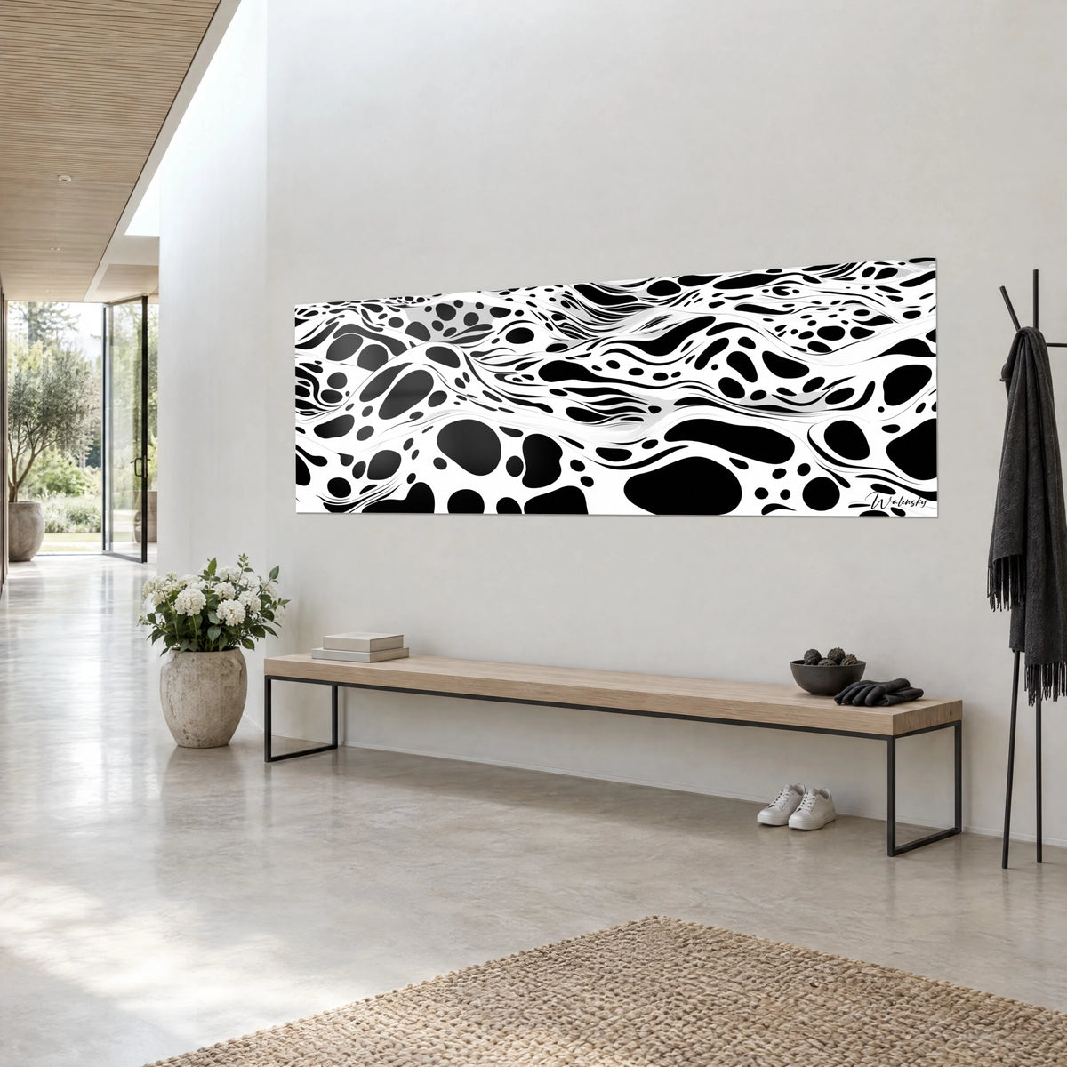 Quadro con onde grafiche in bianco e nero, grandi macchie ovali e sottili linee grigie, vista di tre quarti su una parete beige chiaro