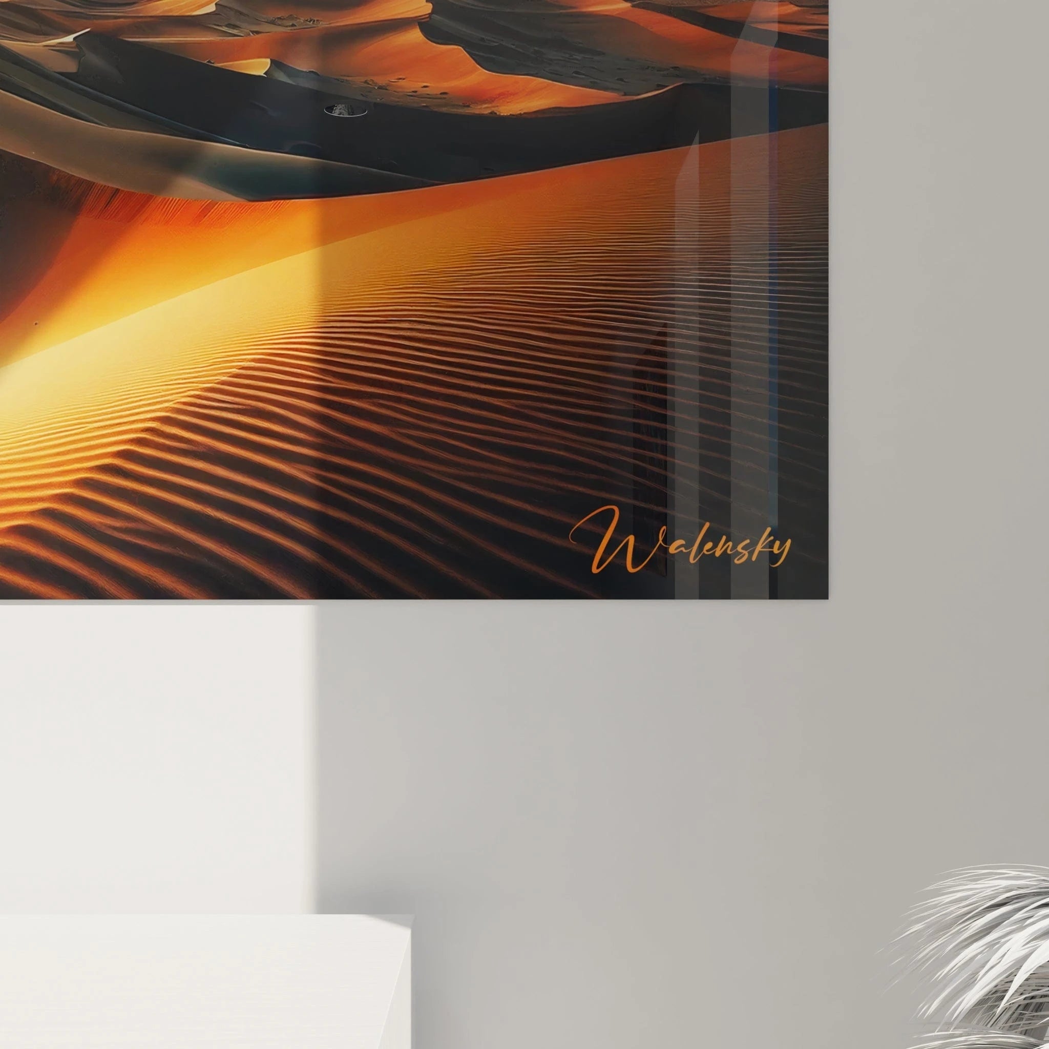 Un tableau paysage centré sur des crêtes de sable texturées, éclairées en lumière rasante, avec un ciel multicolore aux effets de mouvement et de contraste lumineux.