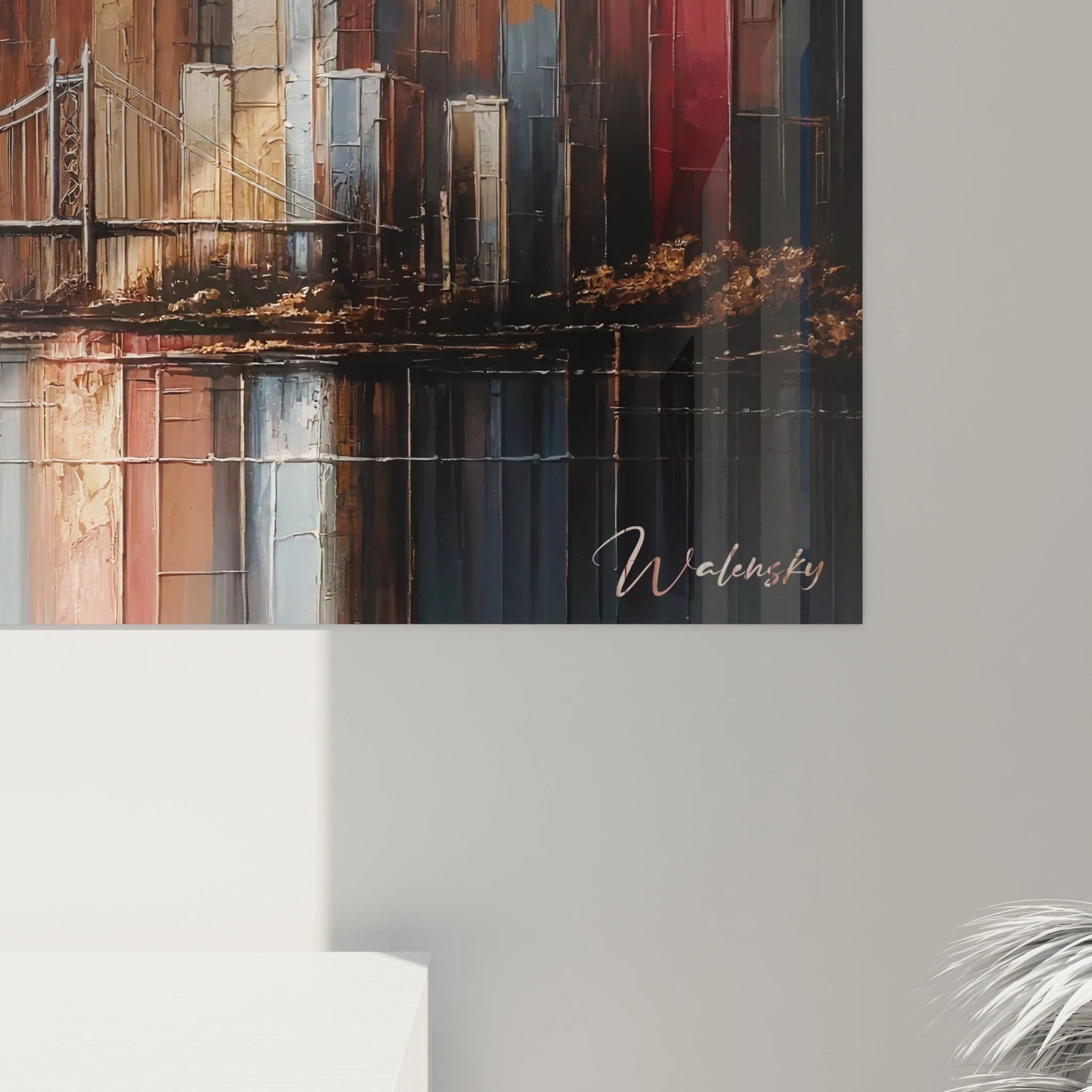 Un tableau abstrait de ville aux gratte-ciels fragmentés. Utilise une palette de brun doré, rouge terracotta, gris métallique et beige. La texture présente des formes verticales construites par applications de peinture en relief, évoquant une skyline urbaine traversée par un pont suspendu délicat, avec un effet miroir dans la partie inférieure reflétant l'ensemble de la composition.