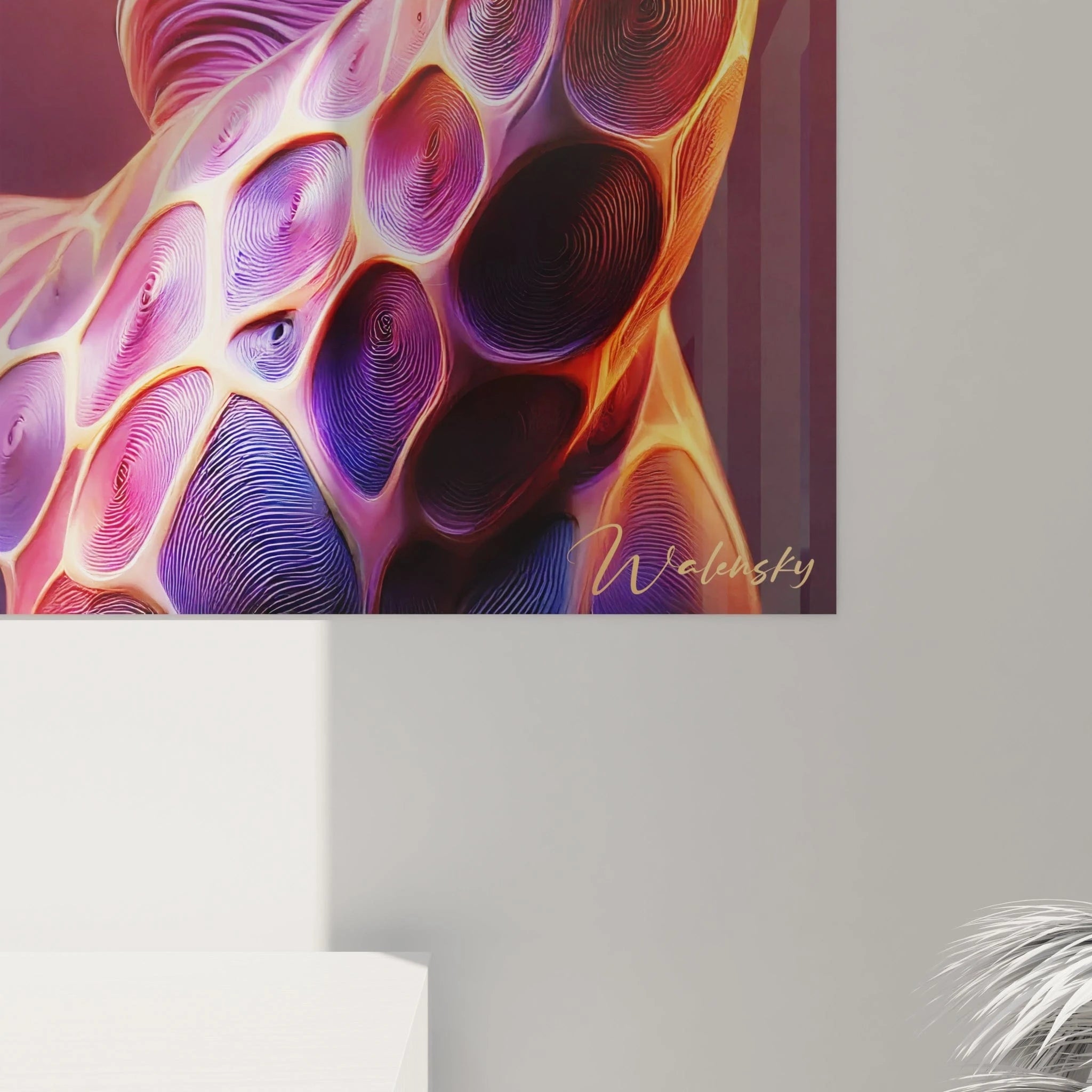 Les détails raffinés de ce tableau girafe révèlent des textures sculpturales et des motifs organiques dans des nuances vibrantes de violet, or et orange.