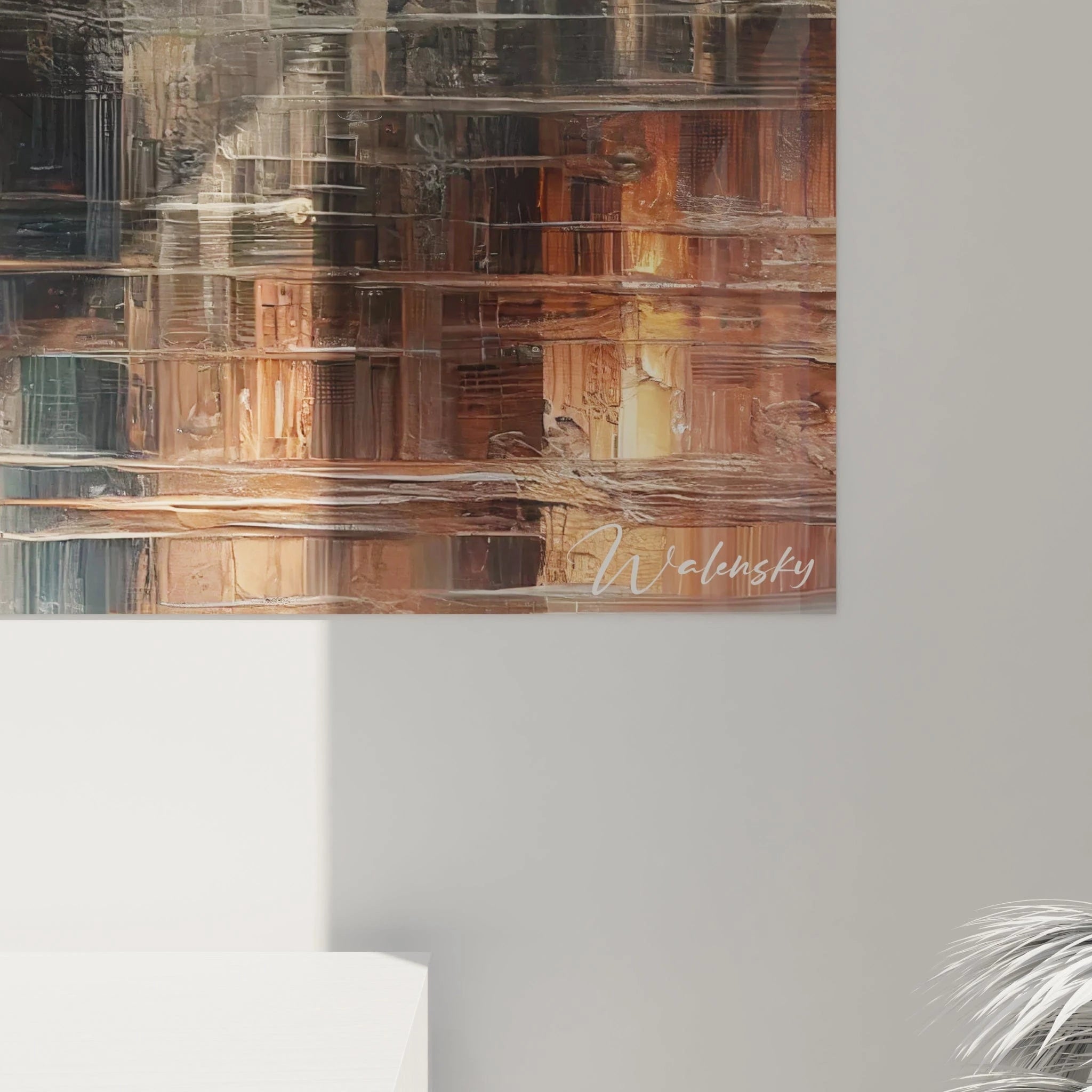 Tableau abstrait présentant une métropole nocturne avec ses lumières réfléchies dans l'eau. Gamme colorée de noir, gris ardoise, blanc irisé et orangé chaleureux. Texture épaisse avec reliefs prononcés et jeux de matière créant volume et profondeur. Motif de silhouettes verticales structurées en partie supérieure se dissolvant en lignes horizontales fluides dans la partie inférieure évoquant un front de mer urbain.