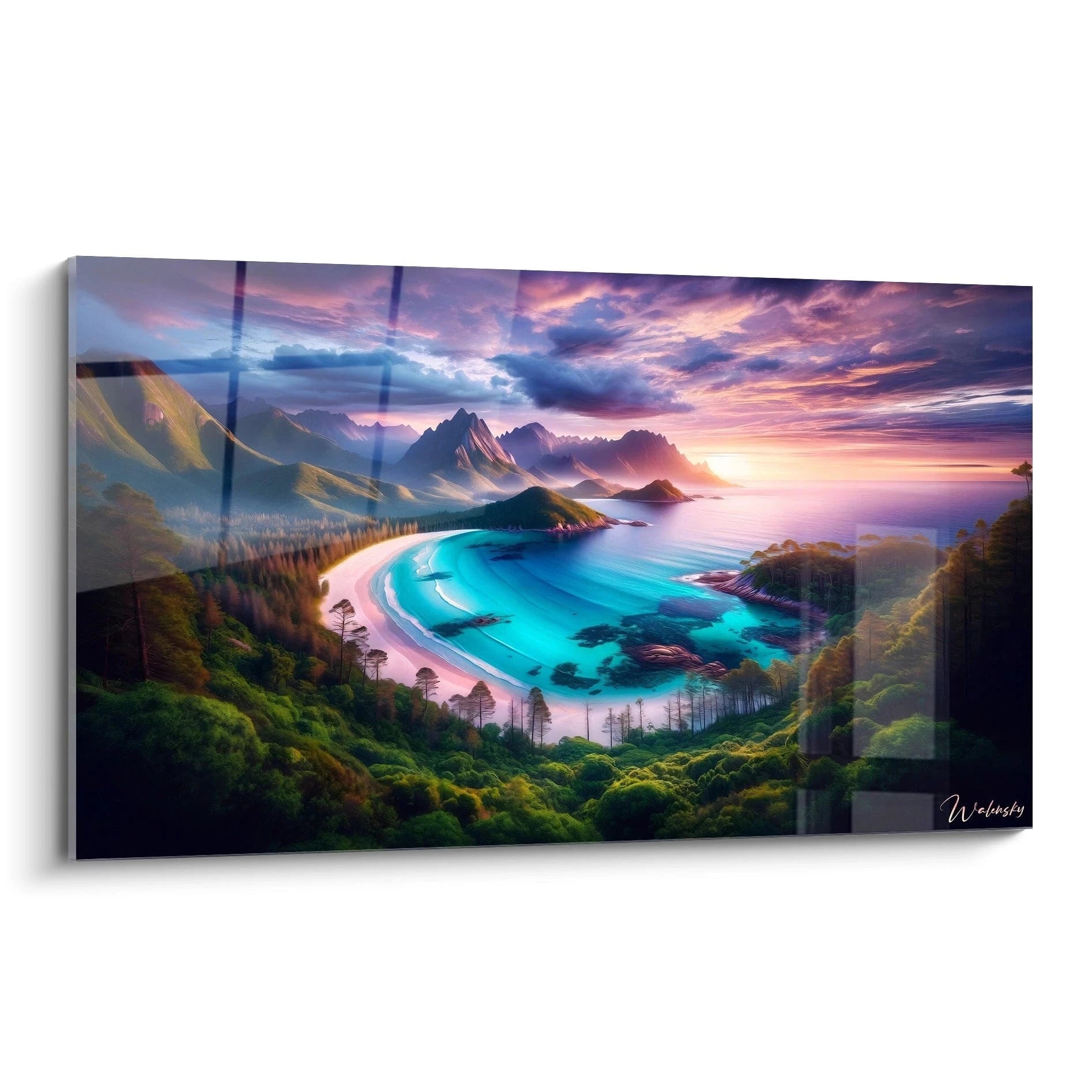 Tableau paysage représentant une baie en arc bordée de sable clair, mer turquoise, forêts denses et montagnes sombres, sous un ciel nuageux aux teintes violettes et rosées.