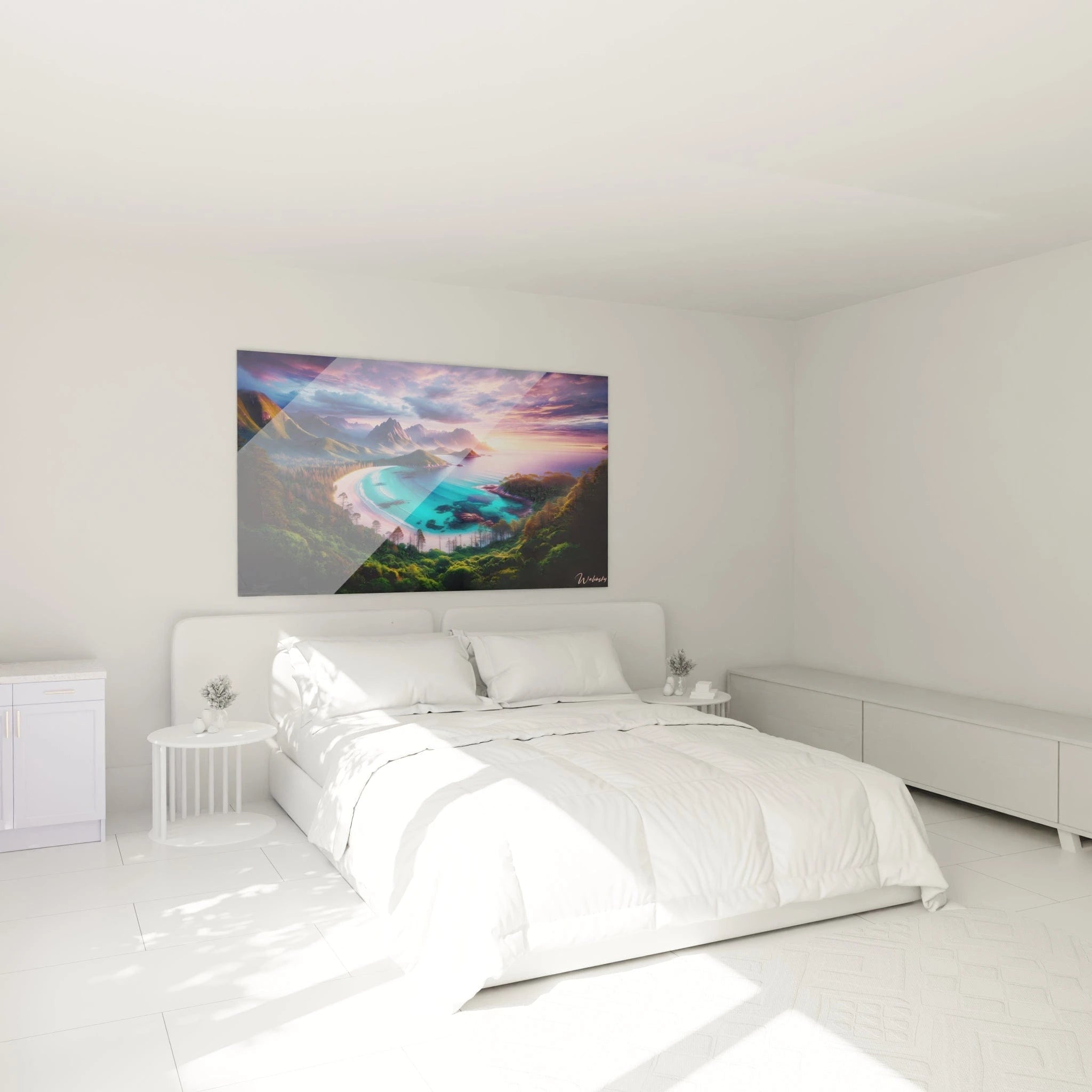 Un tableau paysage montrant une plage incurvée entourée de collines boisées, eaux dégradées de bleu et violet, avec reliefs montagneux et ciel contrasté au coucher du soleil.