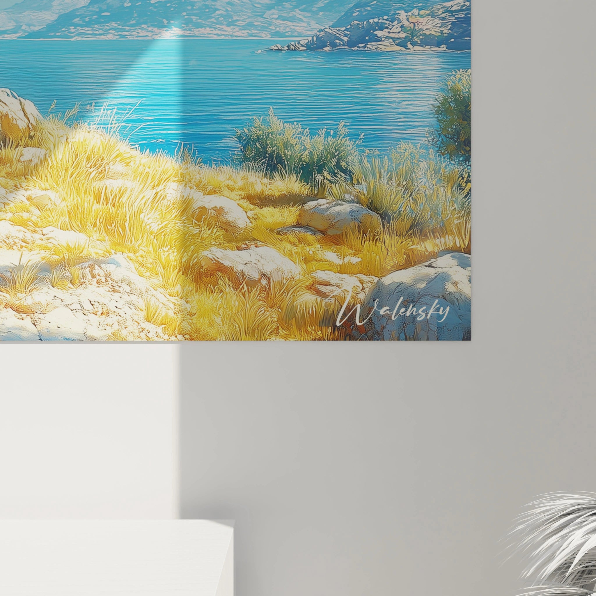 Un tableau de scène provençale présentant un refuge en pierre sur une colline côtière, accompagné d'un olivier centenaire, offrant une vue panoramique sur une mer turquoise et des montagnes à l'horizon, dans une luminosité estivale éclatante.