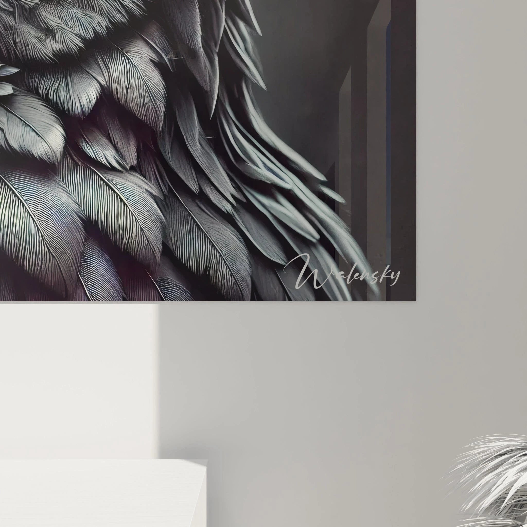 vue rapprochée d’un tableau hibou hyperrealiste avec détails minutieux des plumes tons gris noirs et yeux orange lumineux capturant l’intensité hypnotique et la profondeur de son regard