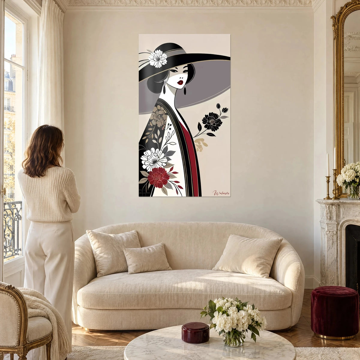 Tableau élégante au chapeau noir immense, lèvres rouge carmin et kimono fleuri, au-dessus d'un canapé dans un salon lumineux