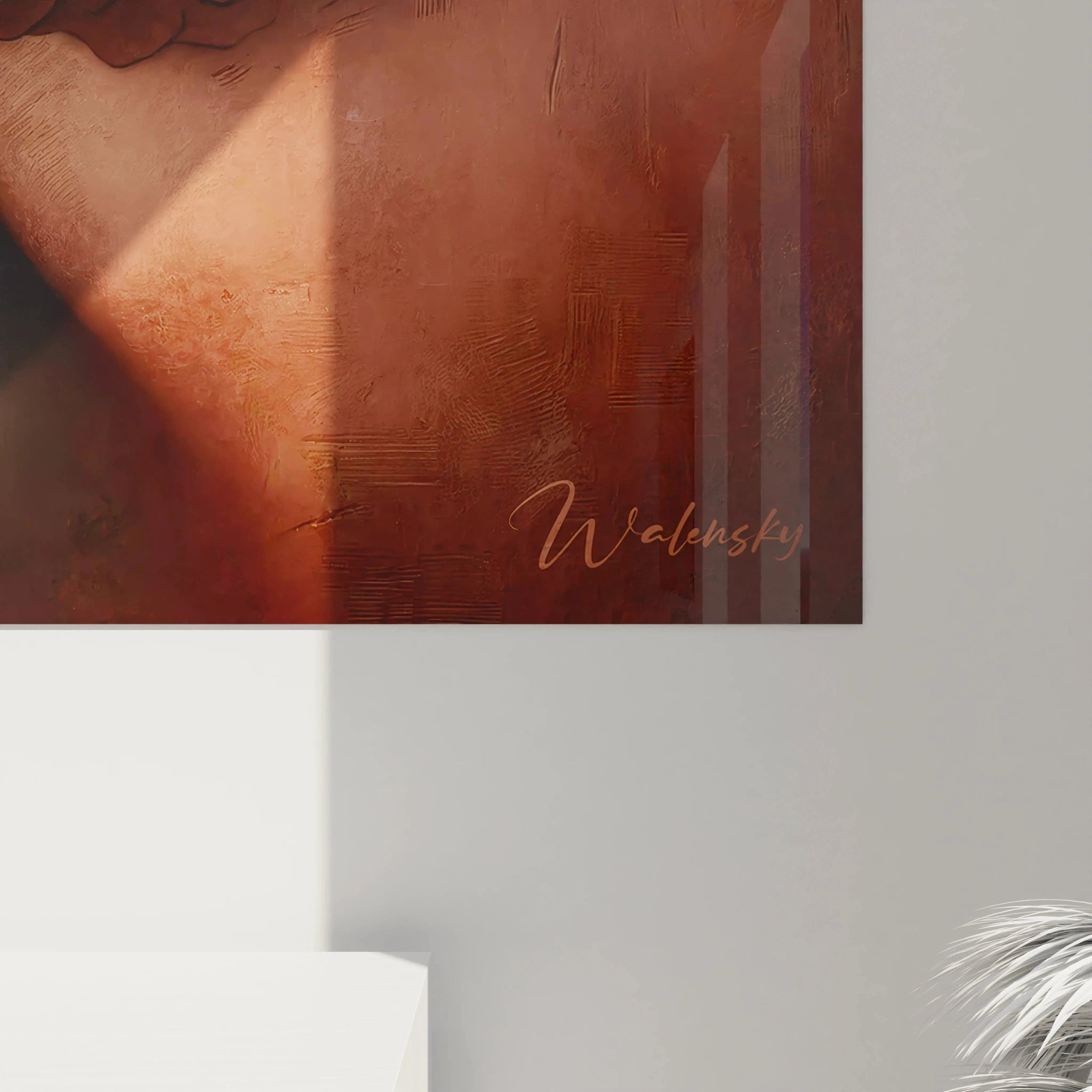 Vue rapprochée du tableau africain où les détails de la texture et des couleurs or, bronze et noir captivent l’œil, mettant en valeur les coiffures et bijoux africains qui symbolisent la richesse culturelle.