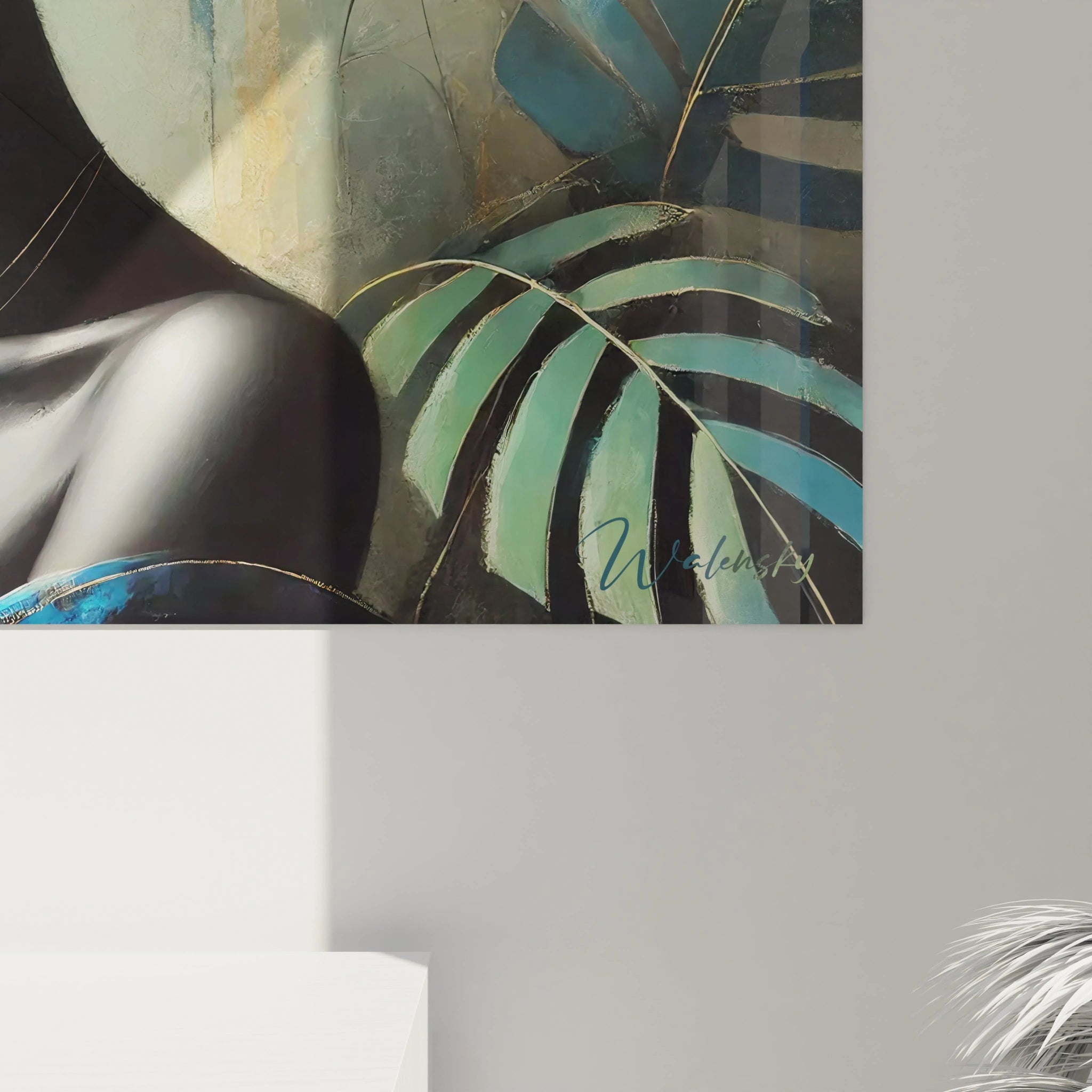 En zoomant sur ce tableau perroquet, on découvre la finesse des traits et la beauté des détails. Les reflets lumineux et les teintes tropicales subliment l'œuvre, ajoutant du mystère et de l’élégance.